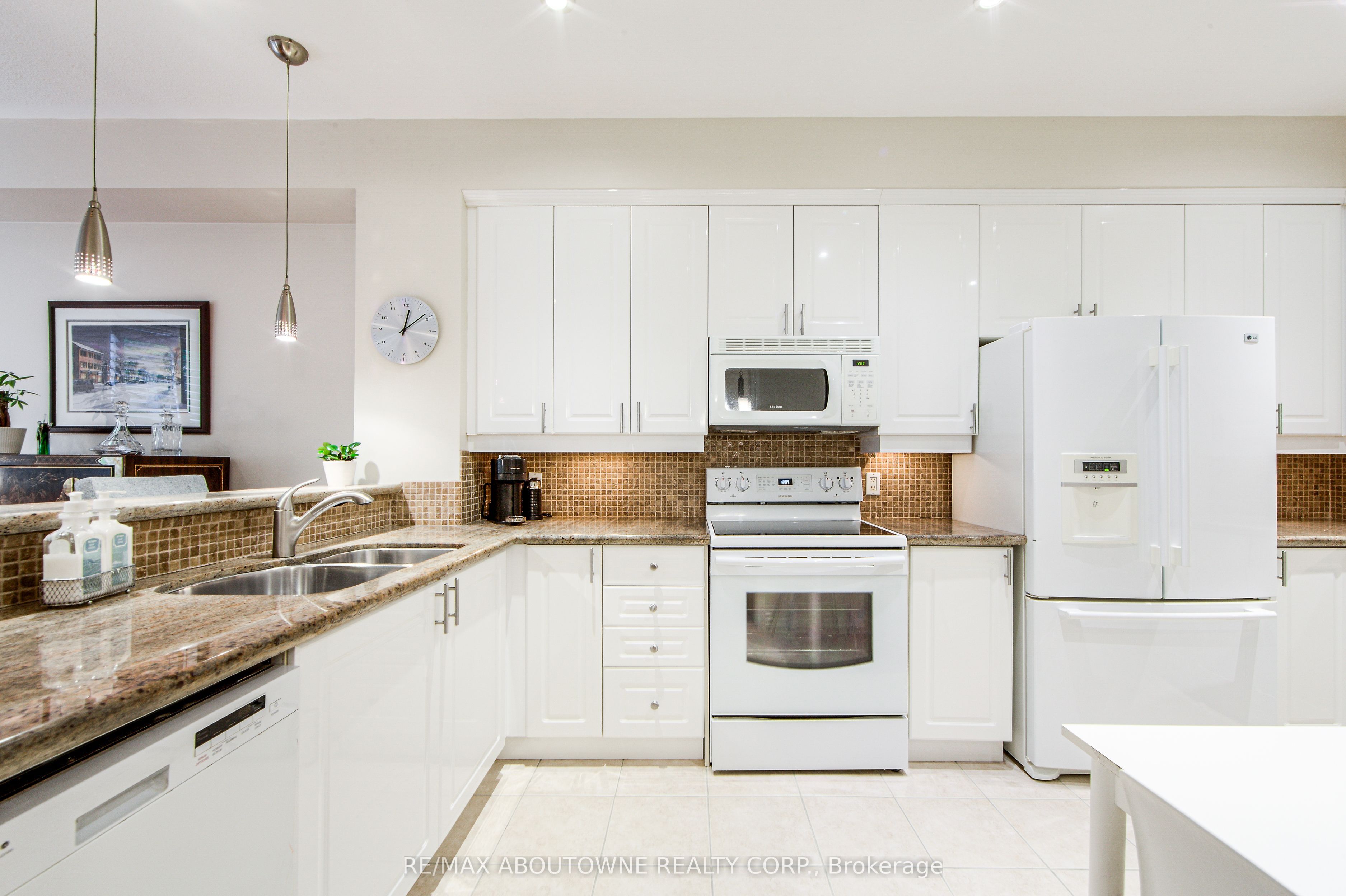 21 – 300 Ravineview Way, Oakville ‣ W12532988 21 – 300 Ravineview Way, Oakville ‣ W12532988