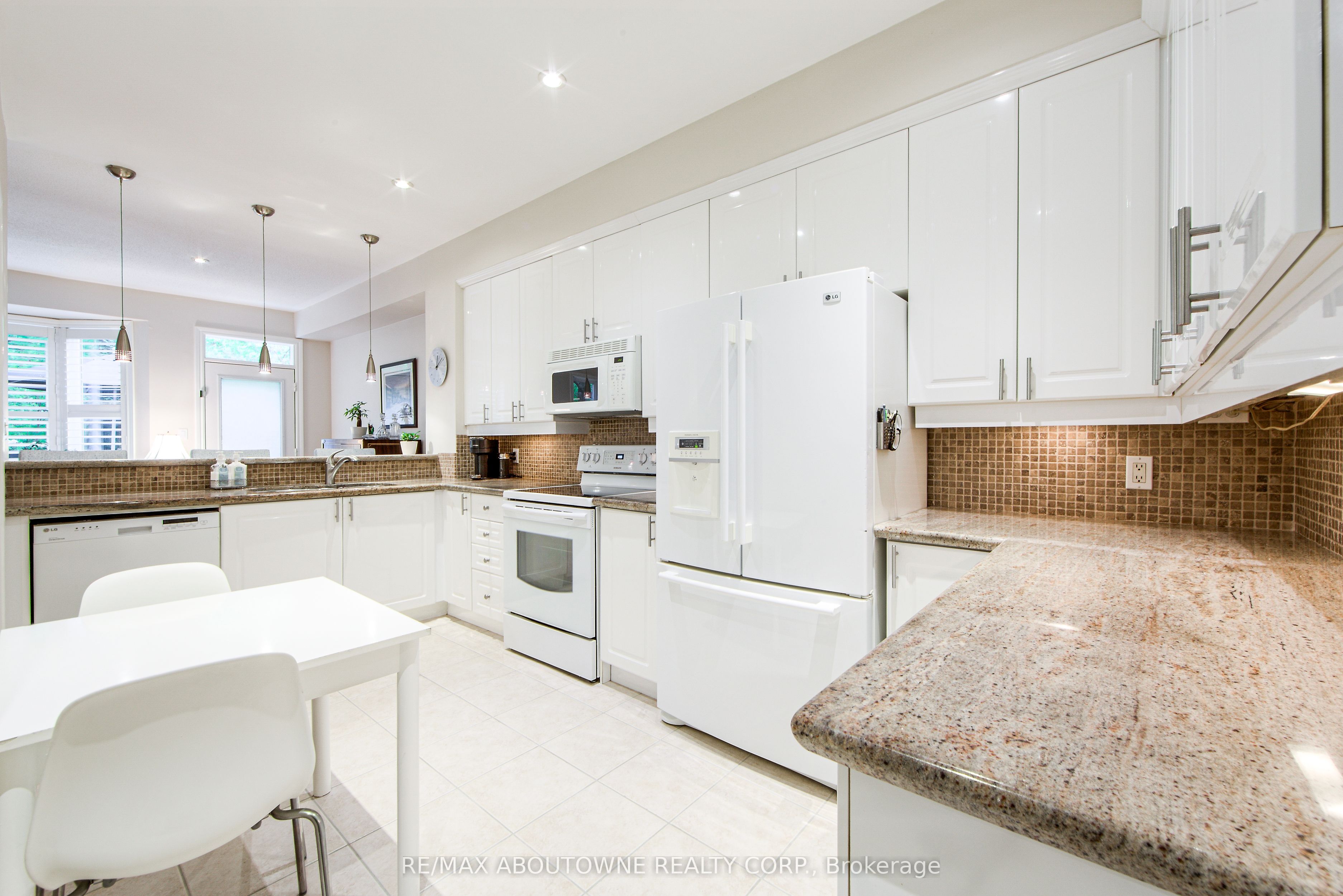 21 – 300 Ravineview Way, Oakville ‣ W12532988 21 – 300 Ravineview Way, Oakville ‣ W12532988