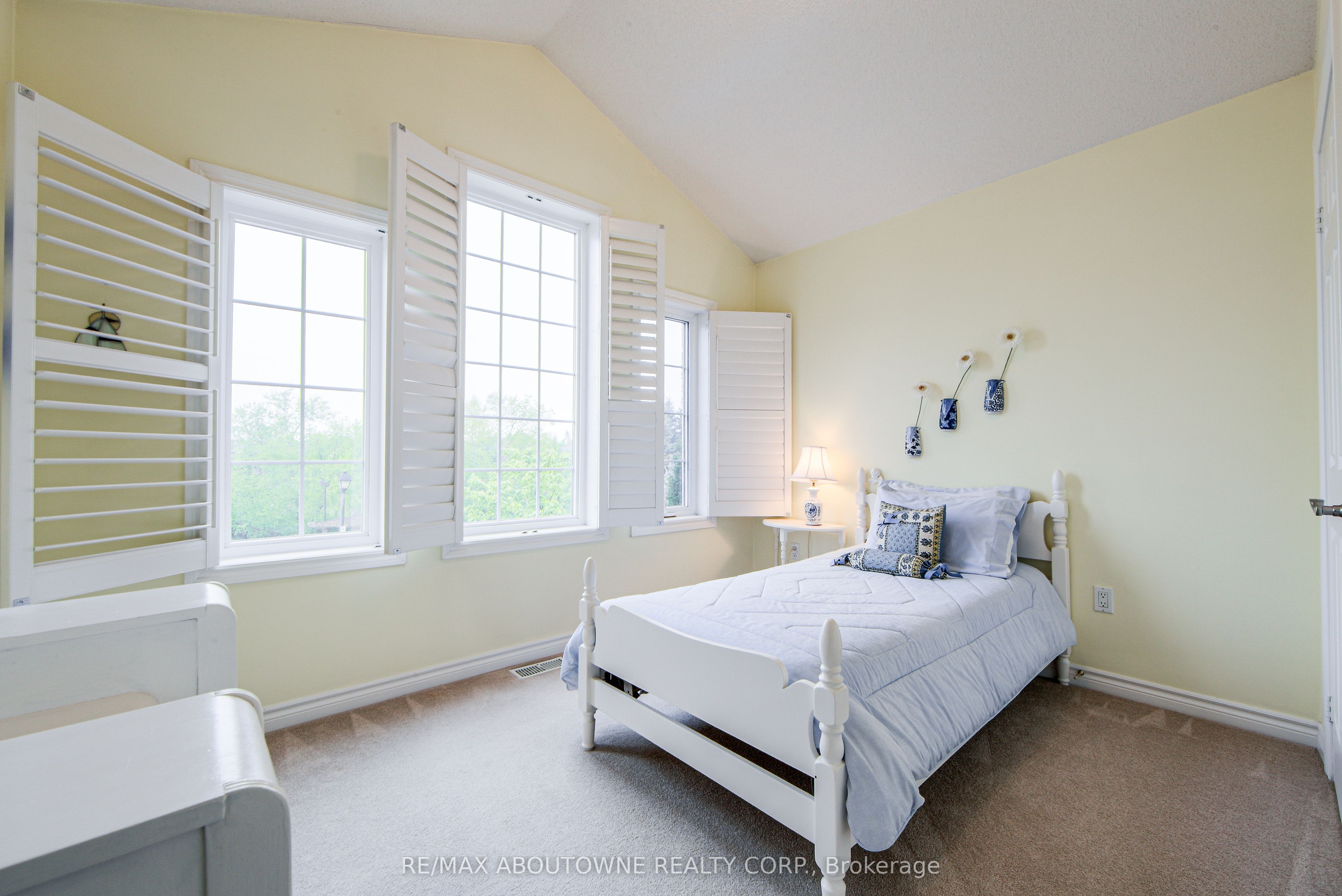 21 – 300 Ravineview Way, Oakville ‣ W12532988 21 – 300 Ravineview Way, Oakville ‣ W12532988