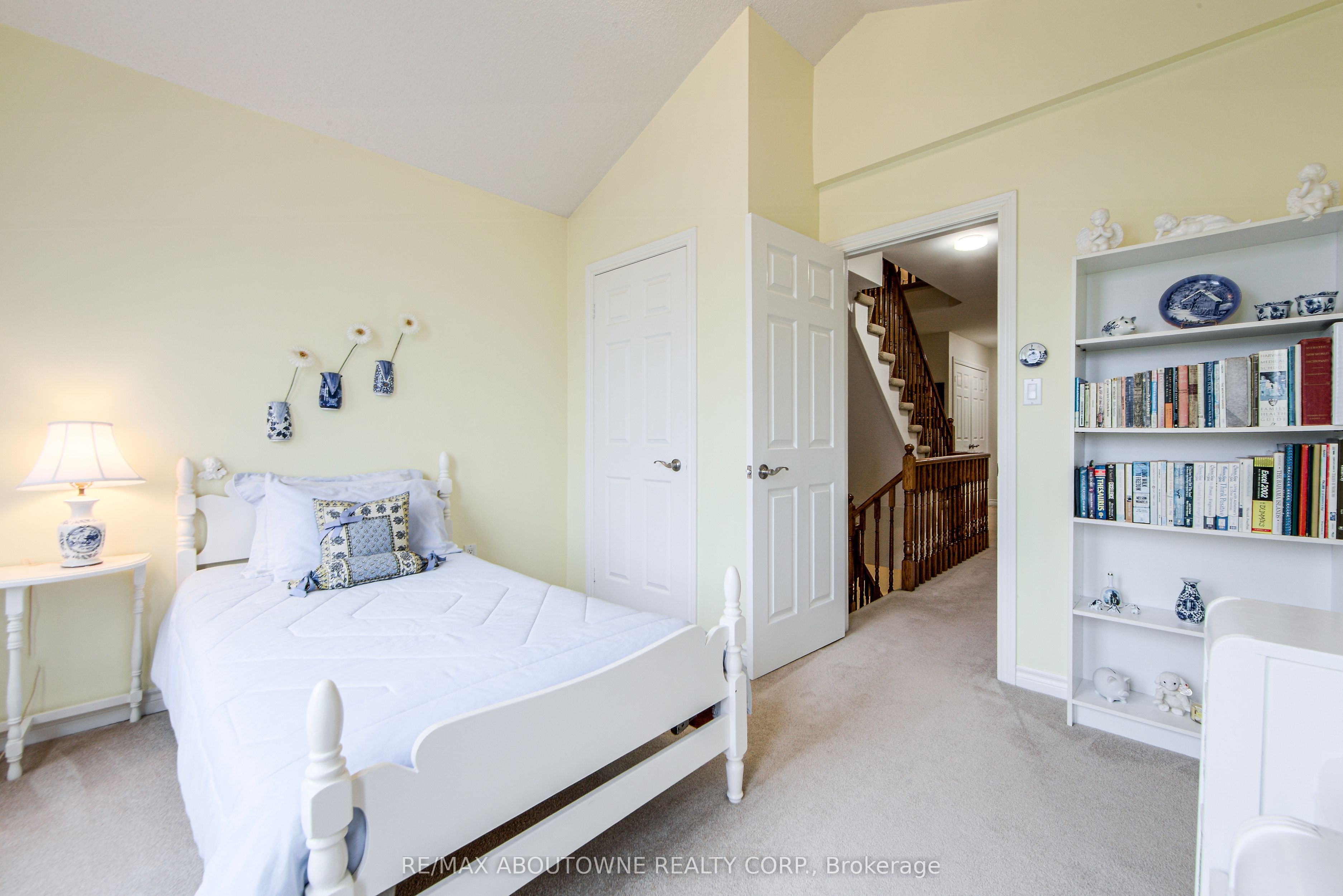 21 – 300 Ravineview Way, Oakville ‣ W12532988 21 – 300 Ravineview Way, Oakville ‣ W12532988