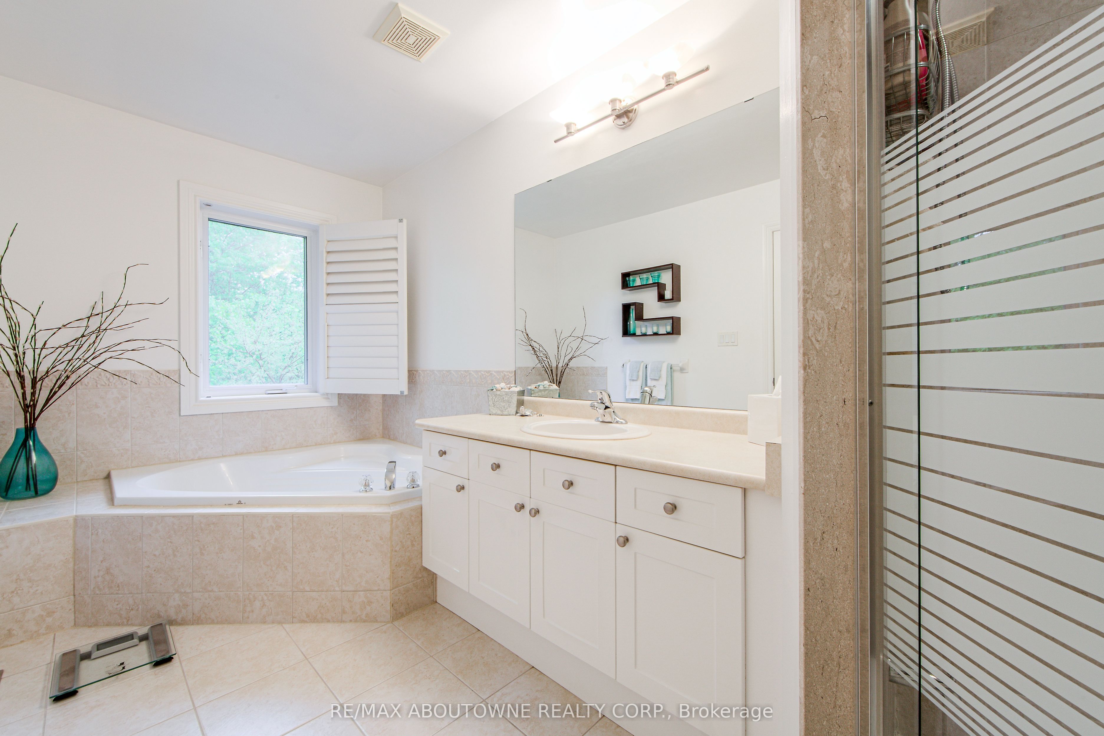 21 – 300 Ravineview Way, Oakville ‣ W12532988 21 – 300 Ravineview Way, Oakville ‣ W12532988