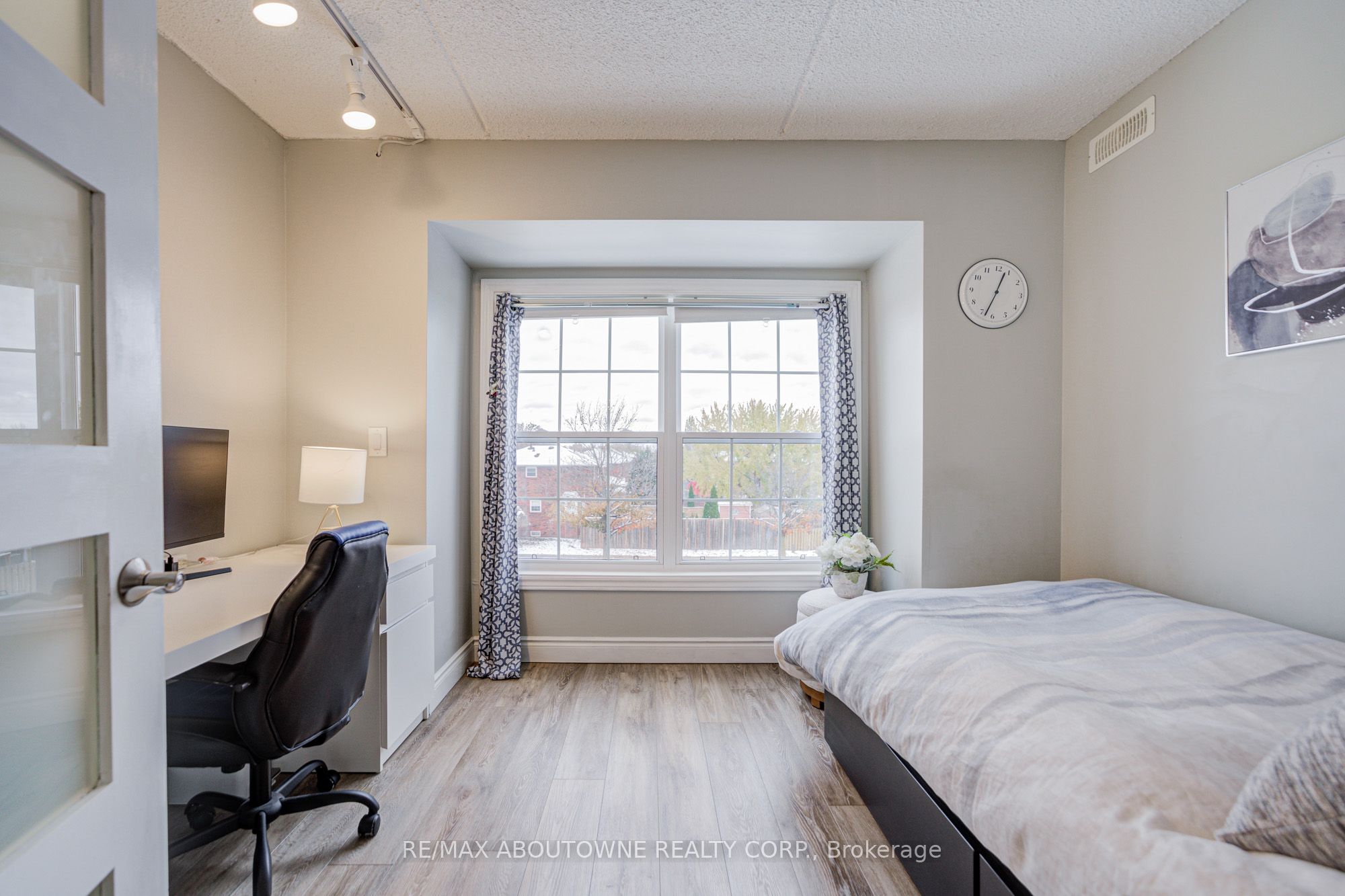14 – 1460 Bishops Gate, Oakville
