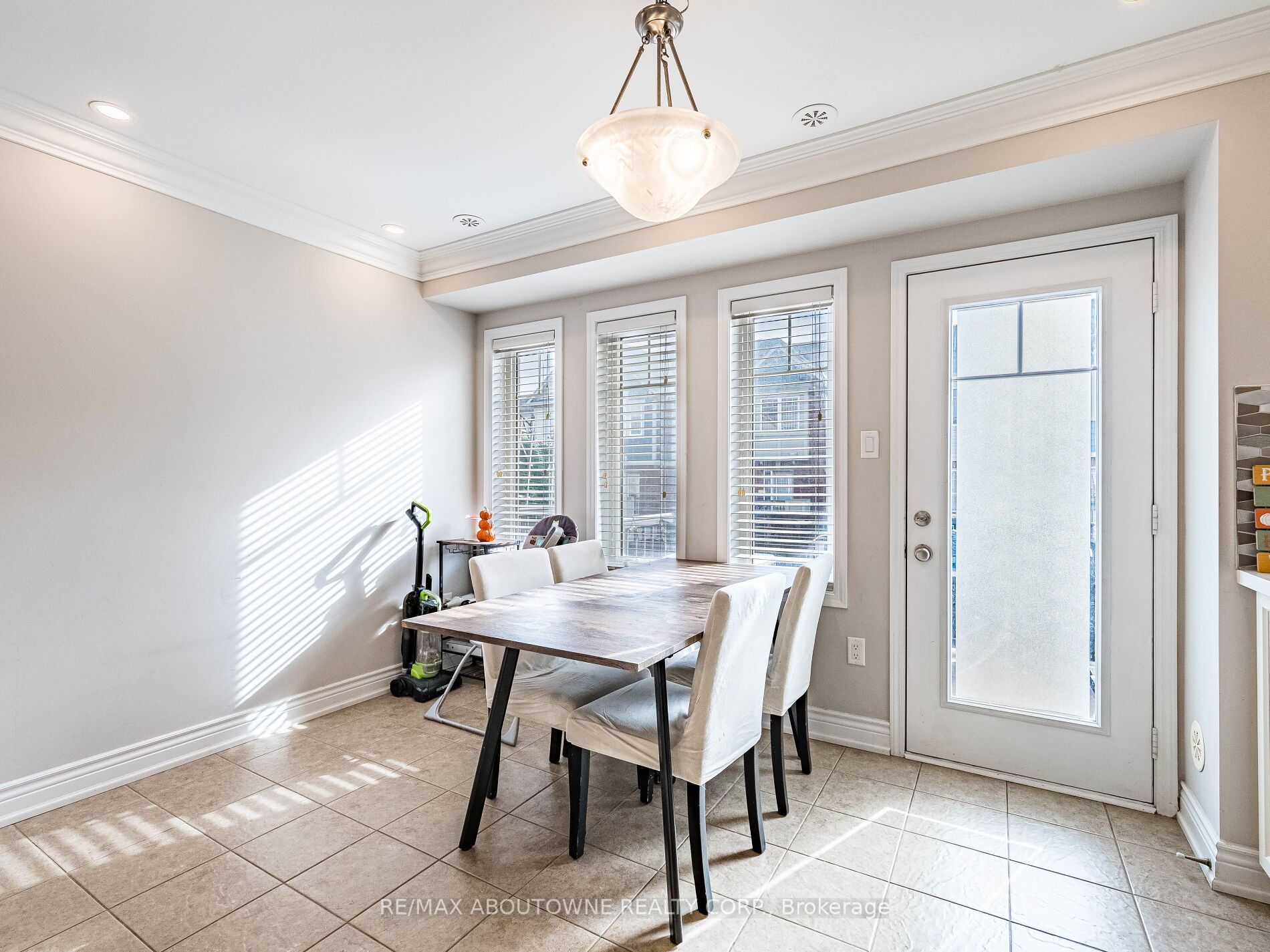 6020 Derry Road, Milton ‣ W12546924 6020 Derry Road, Milton ‣ W12546924