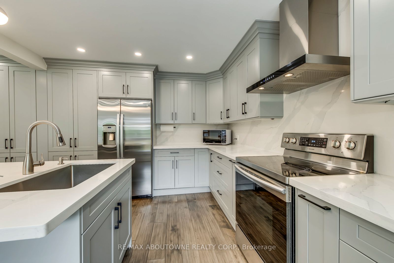 1097 Grandeur Crescent, Oakville ‣ W12548536 1097 Grandeur Crescent, Oakville ‣ W12548536