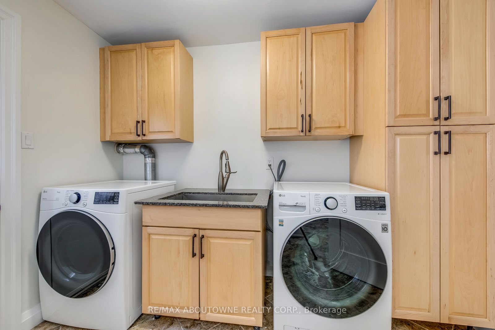 1097 Grandeur Crescent, Oakville ‣ W12548536 1097 Grandeur Crescent, Oakville ‣ W12548536