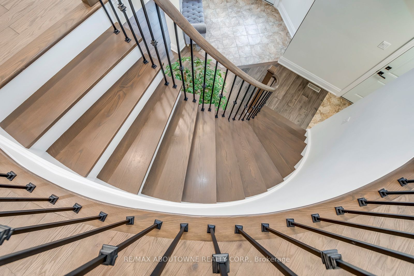 1097 Grandeur Crescent, Oakville ‣ W12548536 1097 Grandeur Crescent, Oakville ‣ W12548536