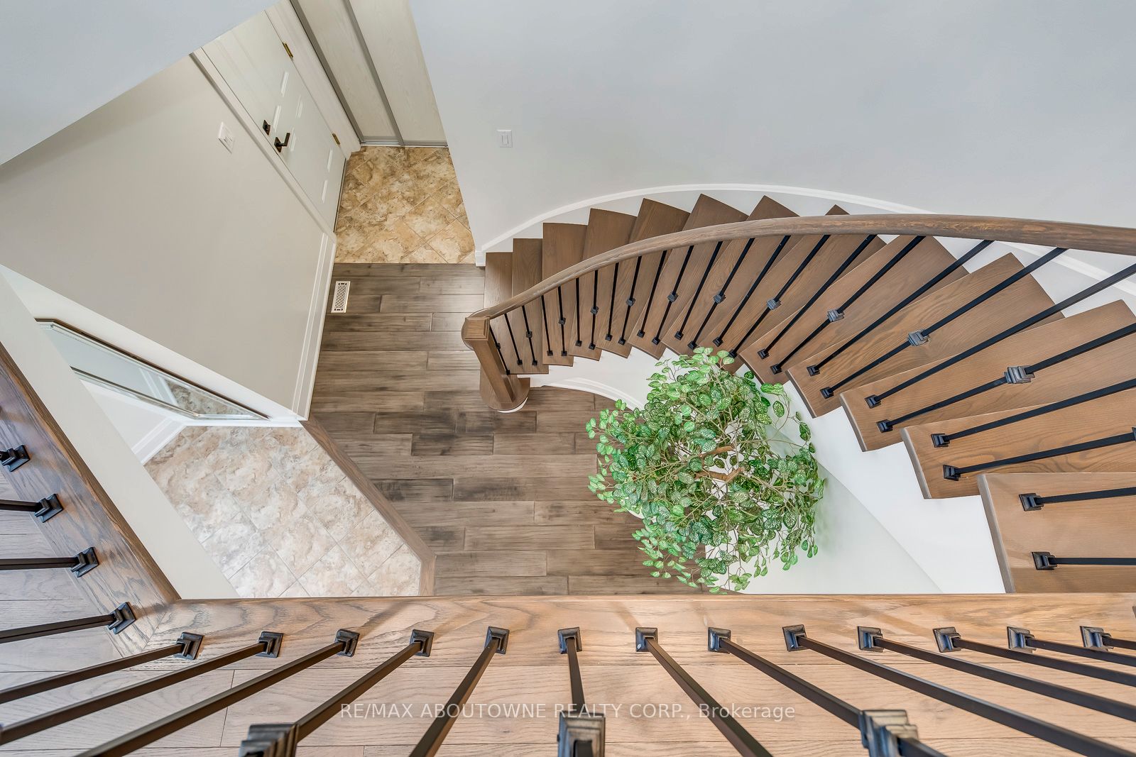 1097 Grandeur Crescent, Oakville ‣ W12548536 1097 Grandeur Crescent, Oakville ‣ W12548536