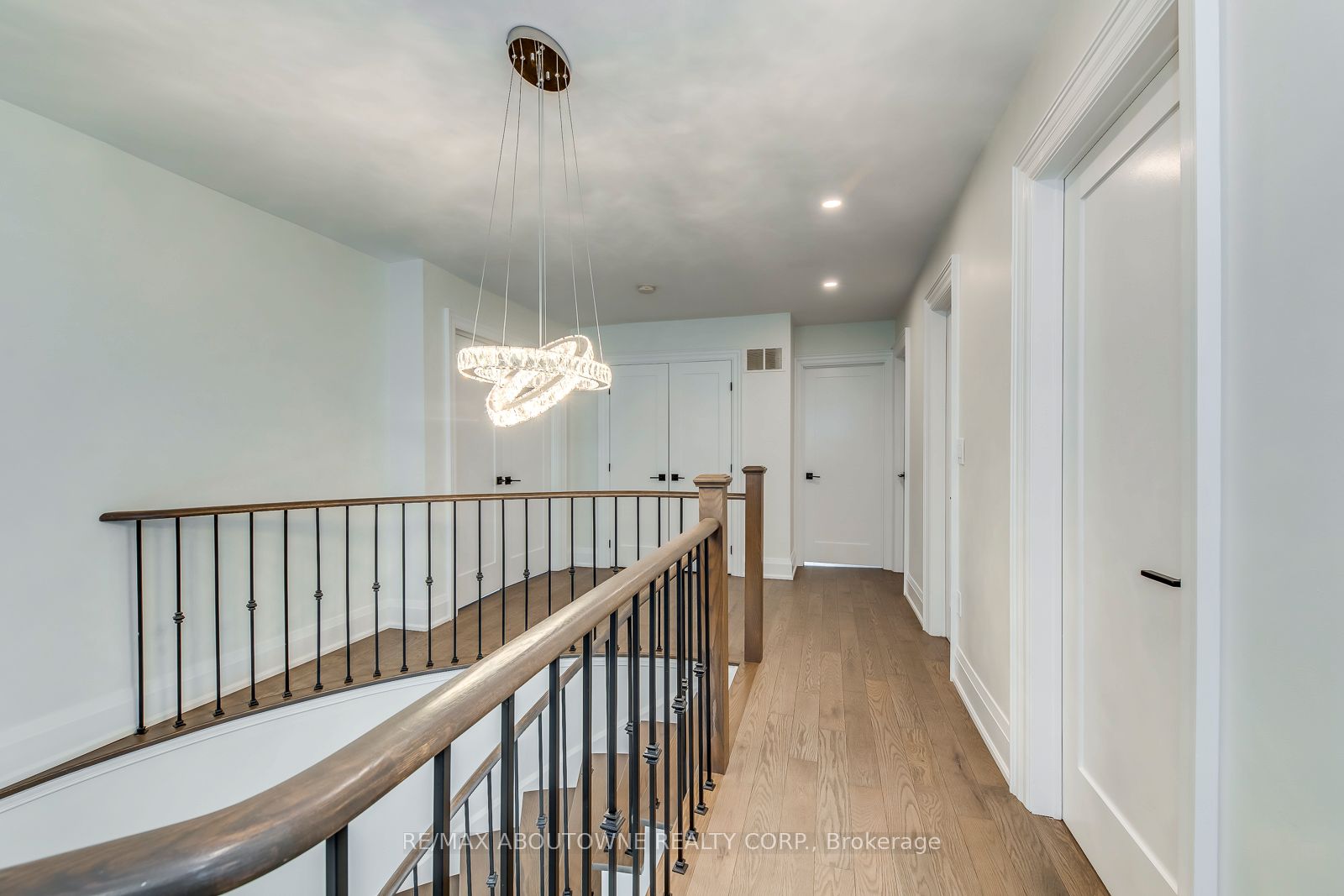 1097 Grandeur Crescent, Oakville ‣ W12548536 1097 Grandeur Crescent, Oakville ‣ W12548536