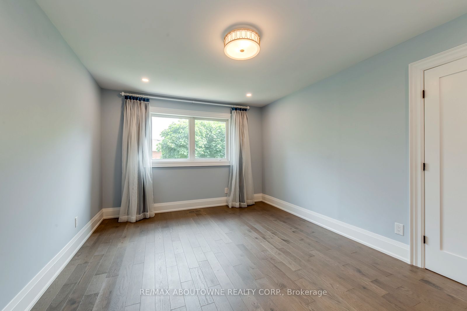 1097 Grandeur Crescent, Oakville ‣ W12548536 1097 Grandeur Crescent, Oakville ‣ W12548536