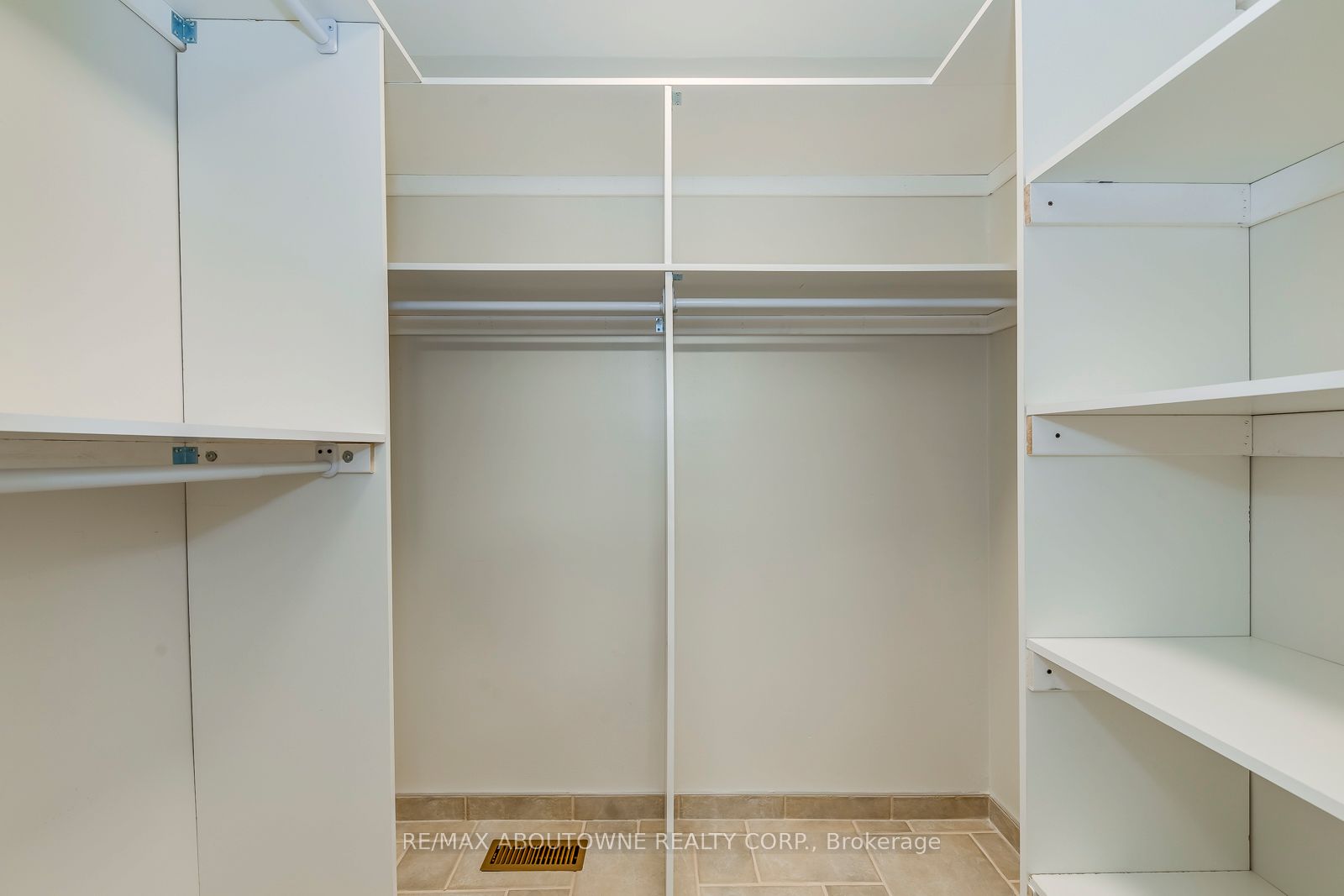 1097 Grandeur Crescent, Oakville ‣ W12548536 1097 Grandeur Crescent, Oakville ‣ W12548536