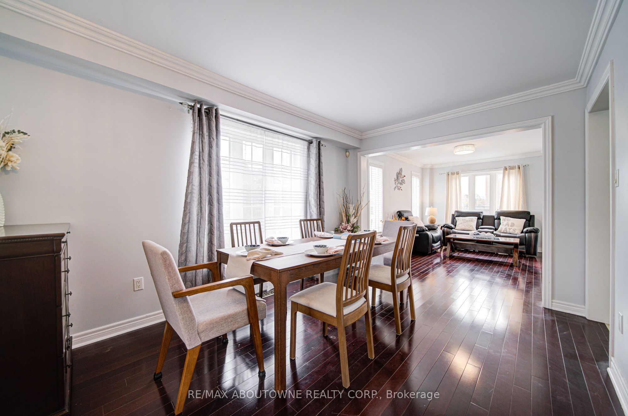 404 Kittridge Road, Oakville ‣ W12548892 404 Kittridge Road, Oakville ‣ W12548892