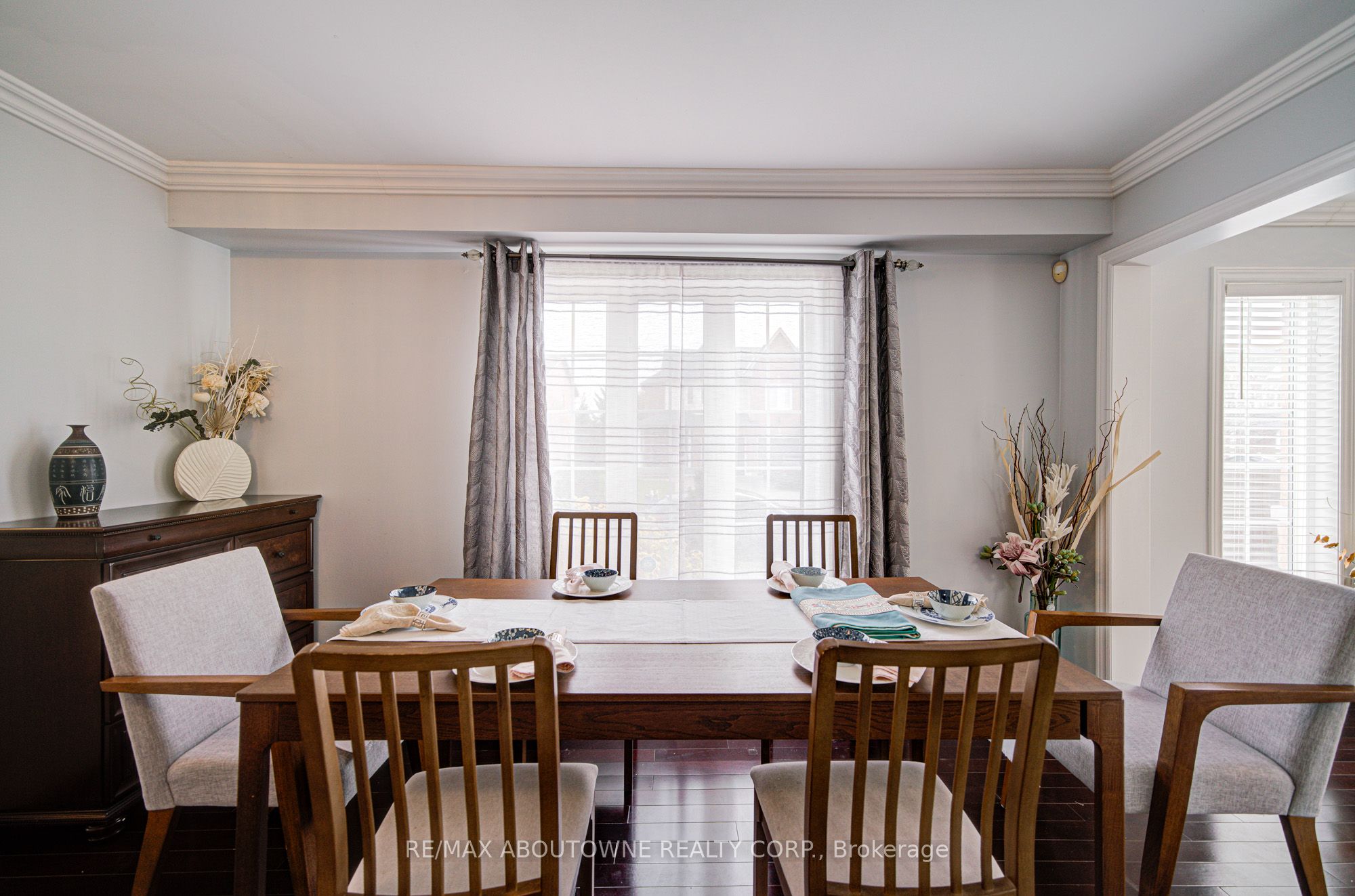 404 Kittridge Road, Oakville ‣ W12548892 404 Kittridge Road, Oakville ‣ W12548892