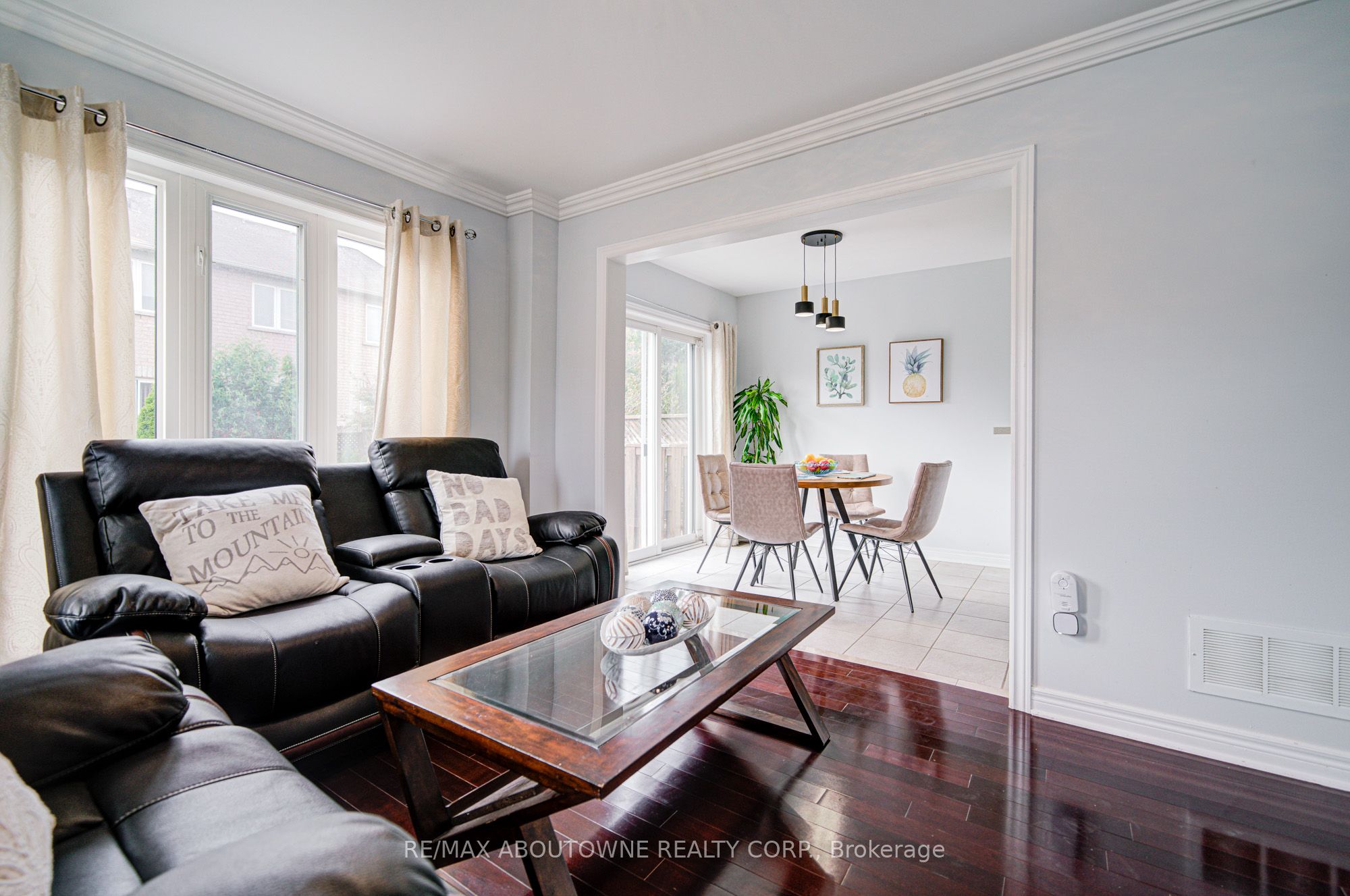 404 Kittridge Road, Oakville ‣ W12548892 404 Kittridge Road, Oakville ‣ W12548892