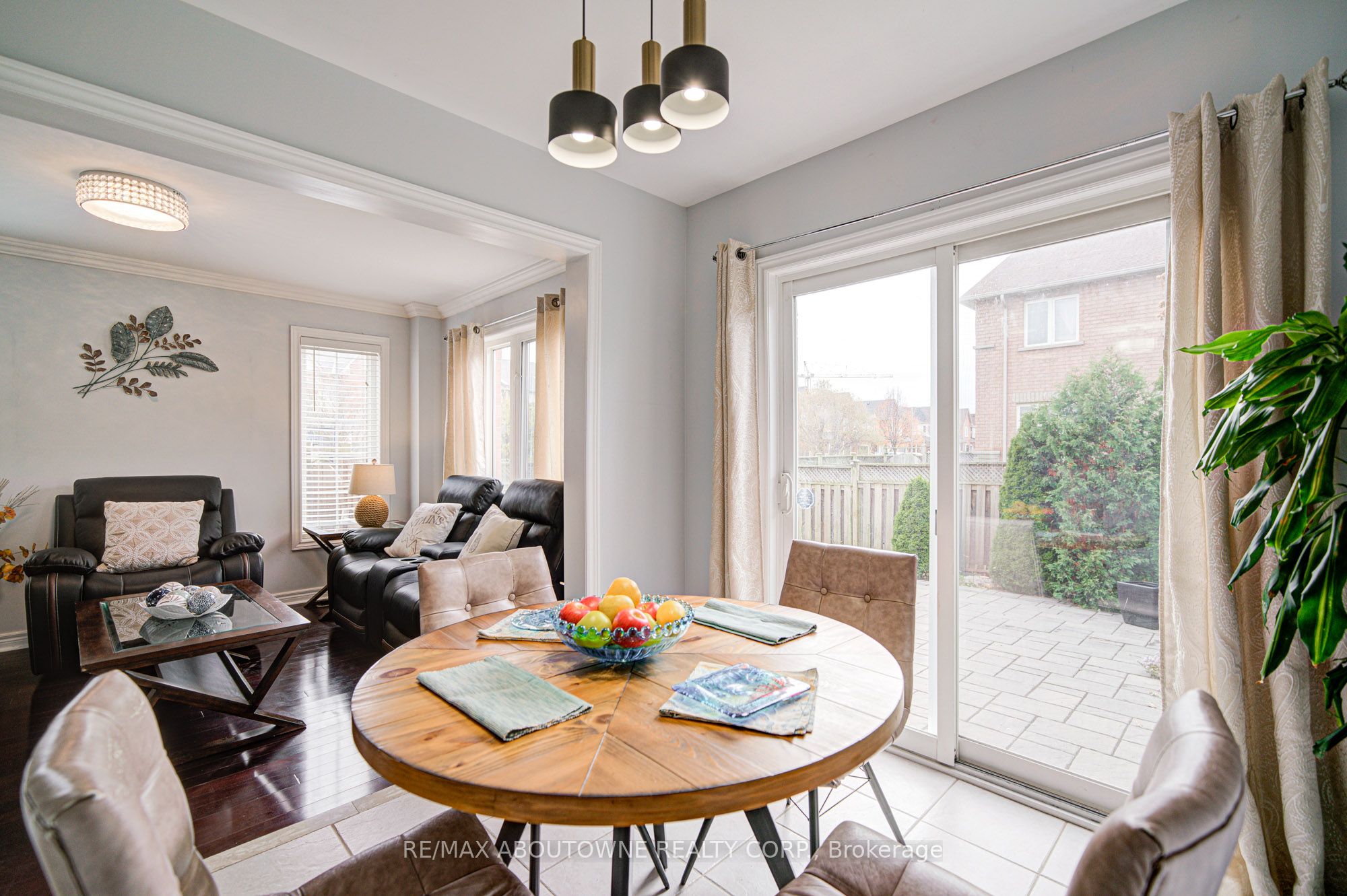 404 Kittridge Road, Oakville ‣ W12548892 404 Kittridge Road, Oakville ‣ W12548892