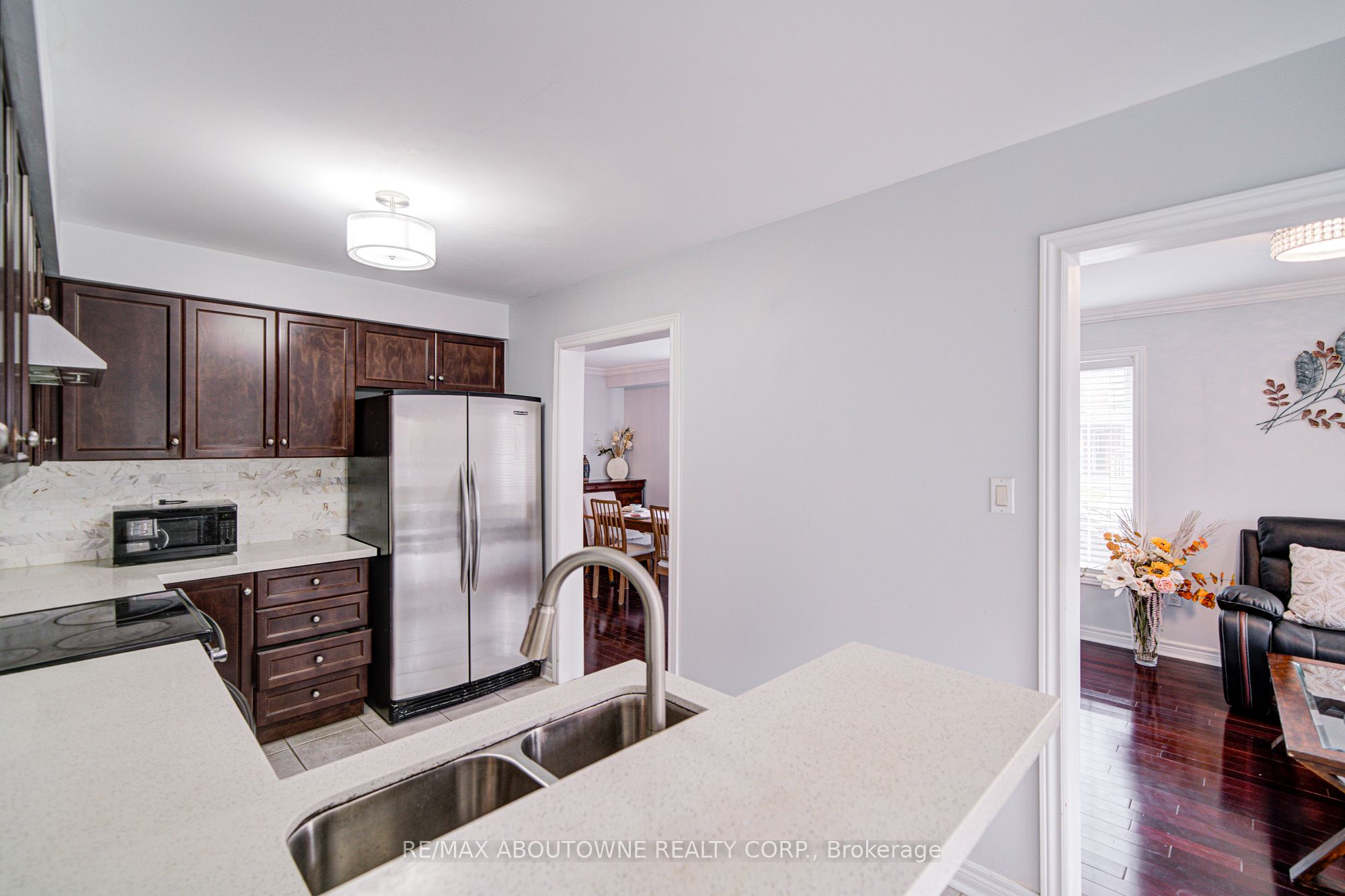 404 Kittridge Road, Oakville ‣ W12548892 404 Kittridge Road, Oakville ‣ W12548892