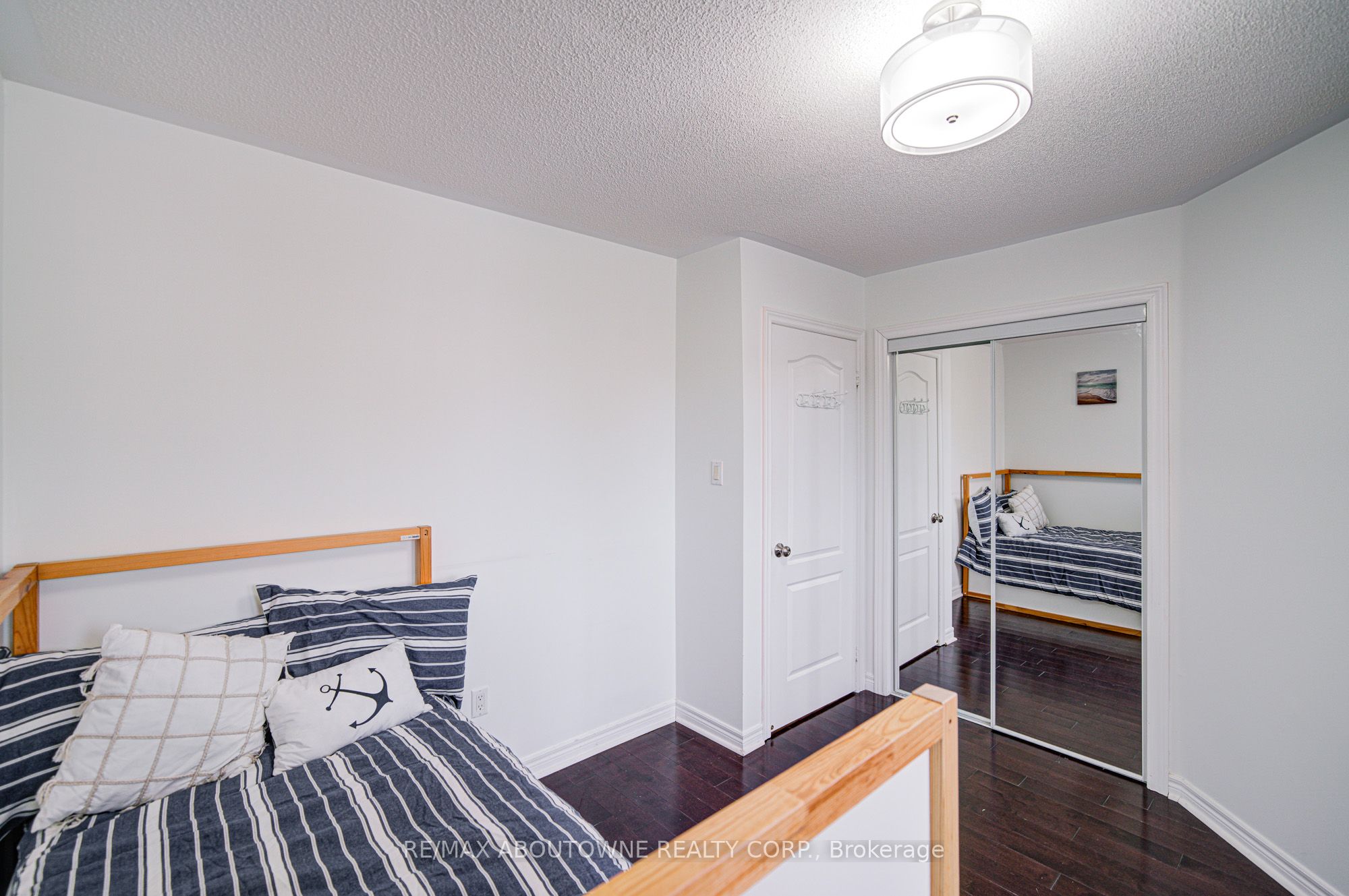 404 Kittridge Road, Oakville ‣ W12548892 404 Kittridge Road, Oakville ‣ W12548892