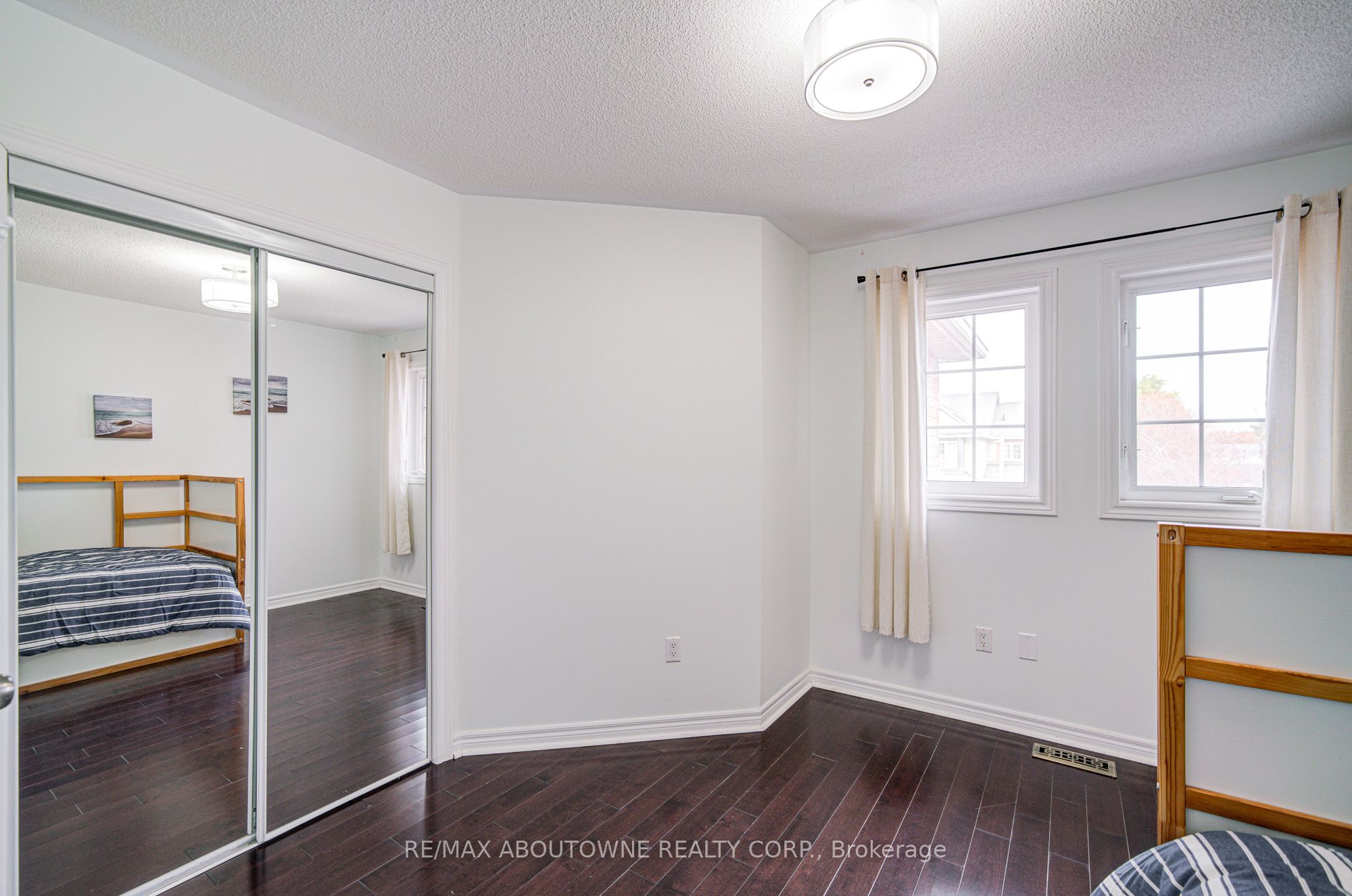 404 Kittridge Road, Oakville ‣ W12548892 404 Kittridge Road, Oakville ‣ W12548892