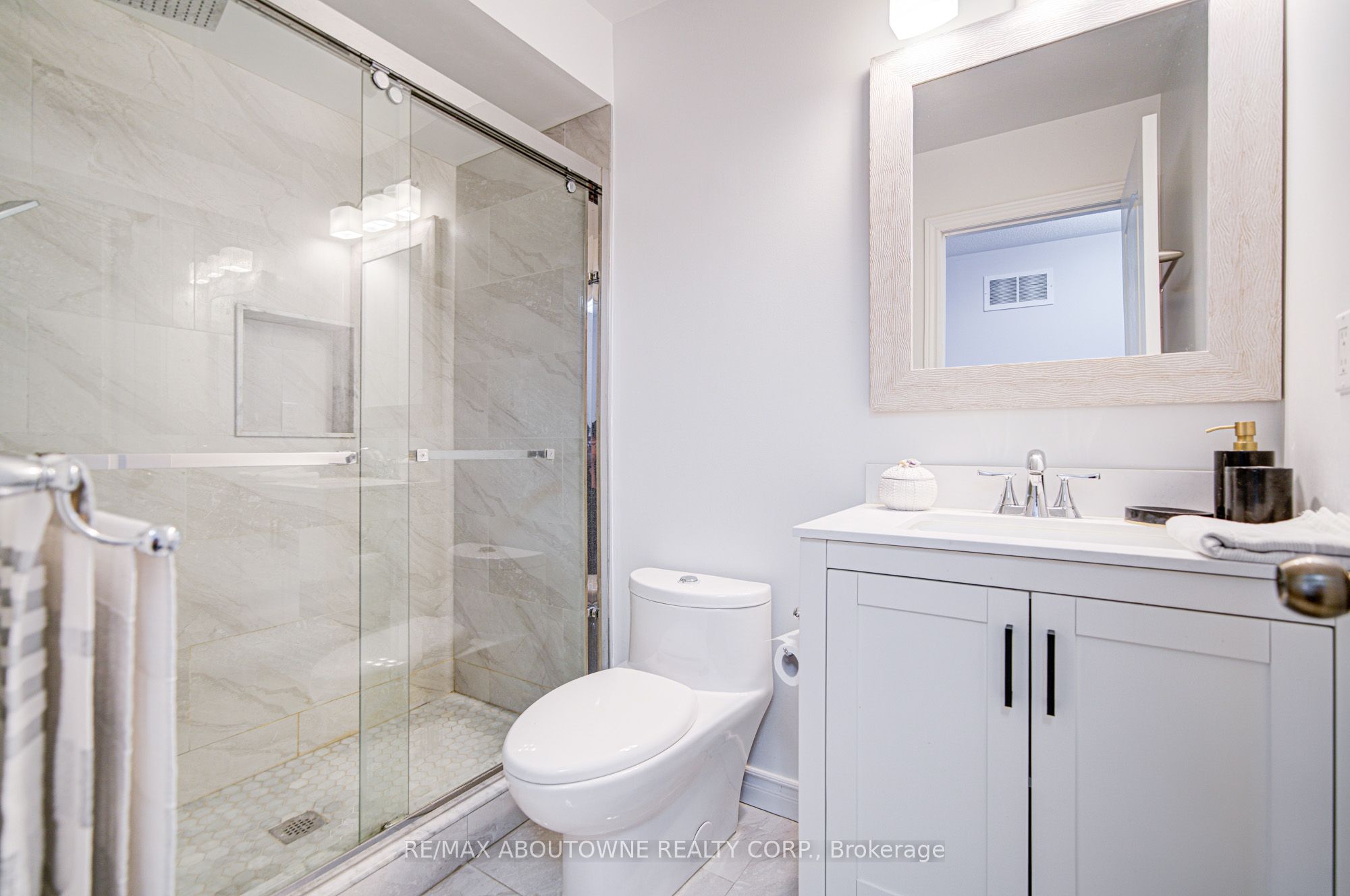 404 Kittridge Road, Oakville ‣ W12548892 404 Kittridge Road, Oakville ‣ W12548892