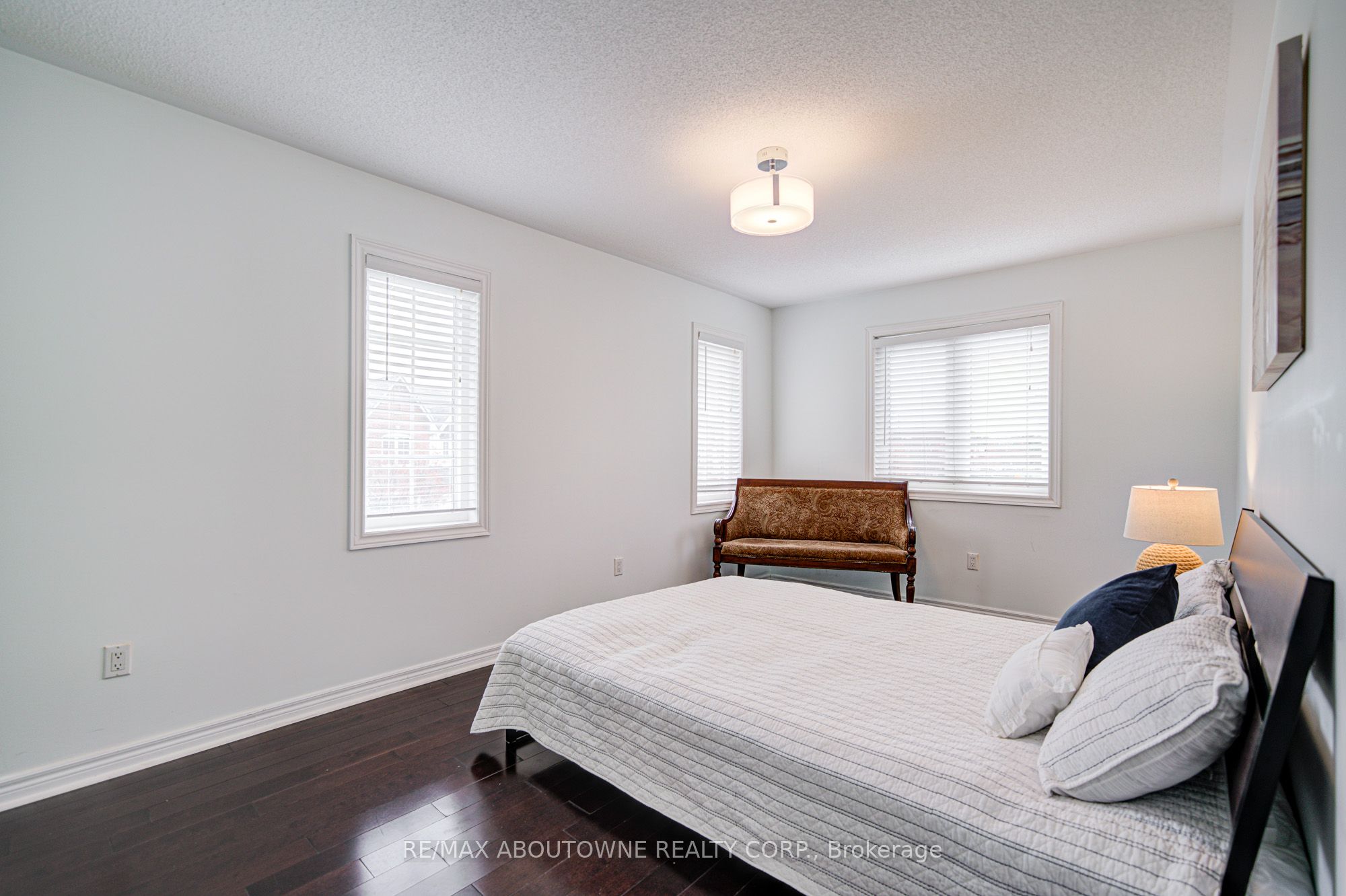 404 Kittridge Road, Oakville ‣ W12548892 404 Kittridge Road, Oakville ‣ W12548892