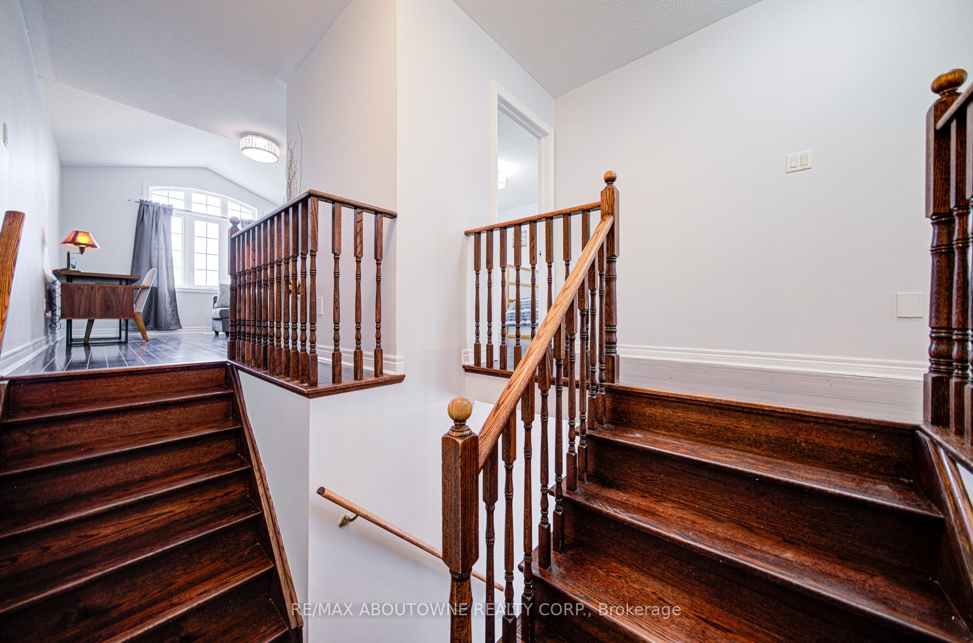 404 Kittridge Road, Oakville ‣ W12548892 404 Kittridge Road, Oakville ‣ W12548892