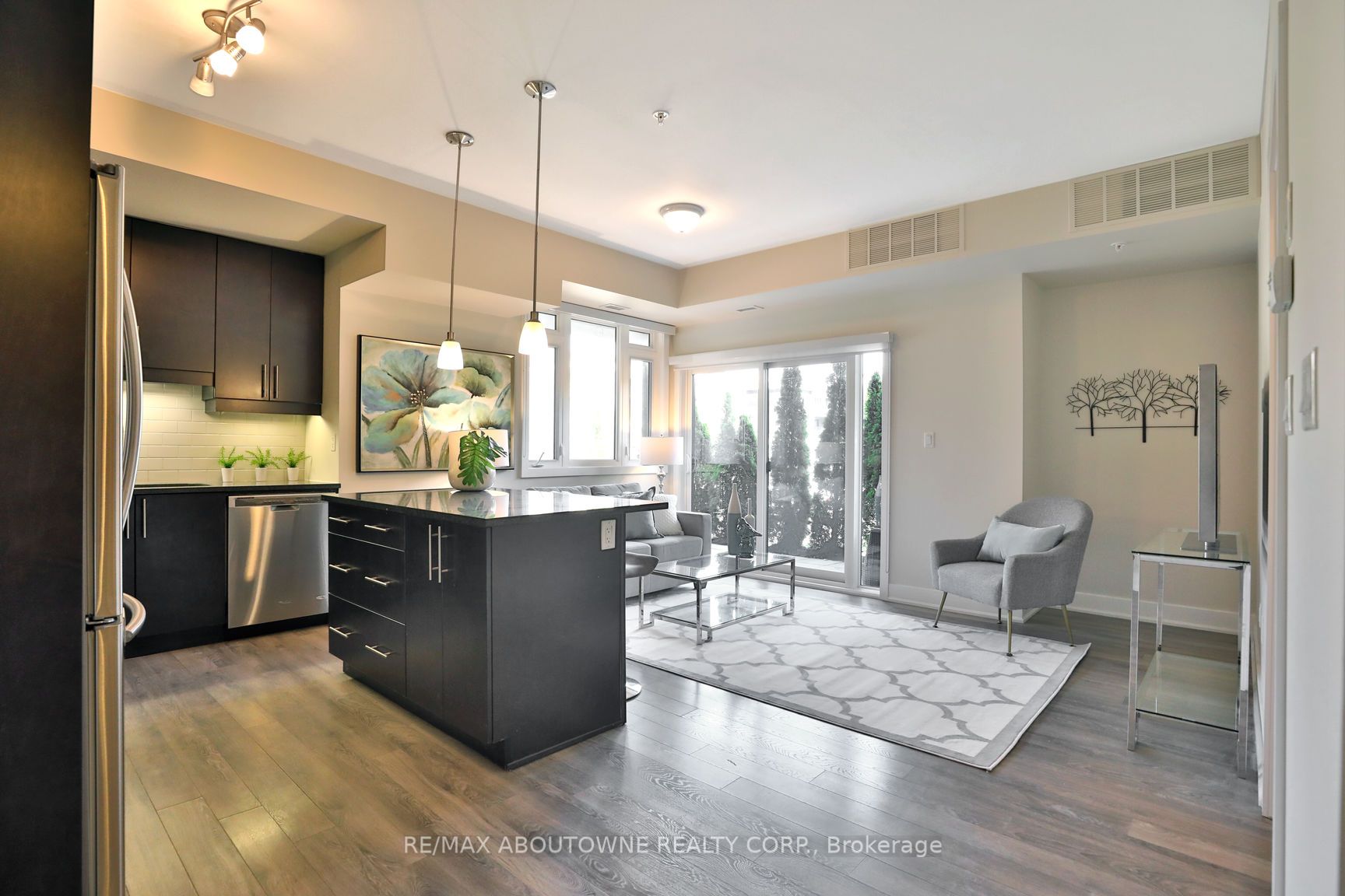 103 – 128 Garden Drive, Oakville ‣ W12553688 103 – 128 Garden Drive, Oakville ‣ W12553688