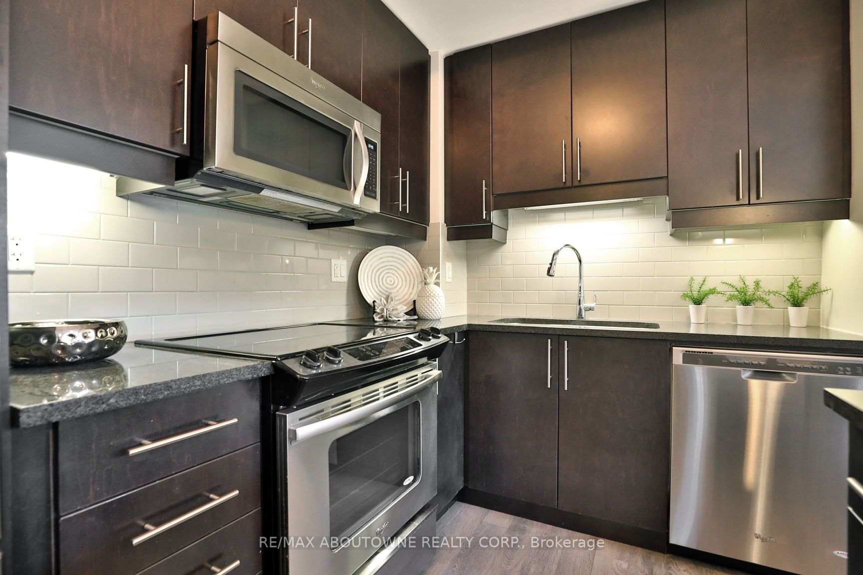 103 – 128 Garden Drive, Oakville ‣ W12553688 103 – 128 Garden Drive, Oakville ‣ W12553688