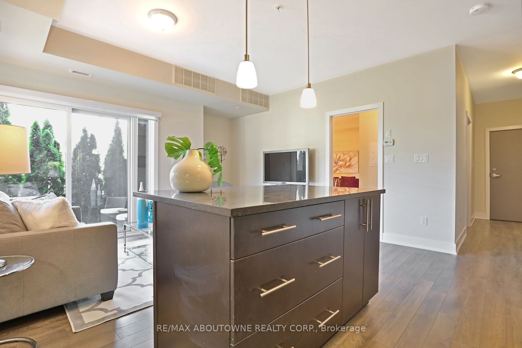 103 – 128 Garden Drive, Oakville ‣ W12553688 103 – 128 Garden Drive, Oakville ‣ W12553688