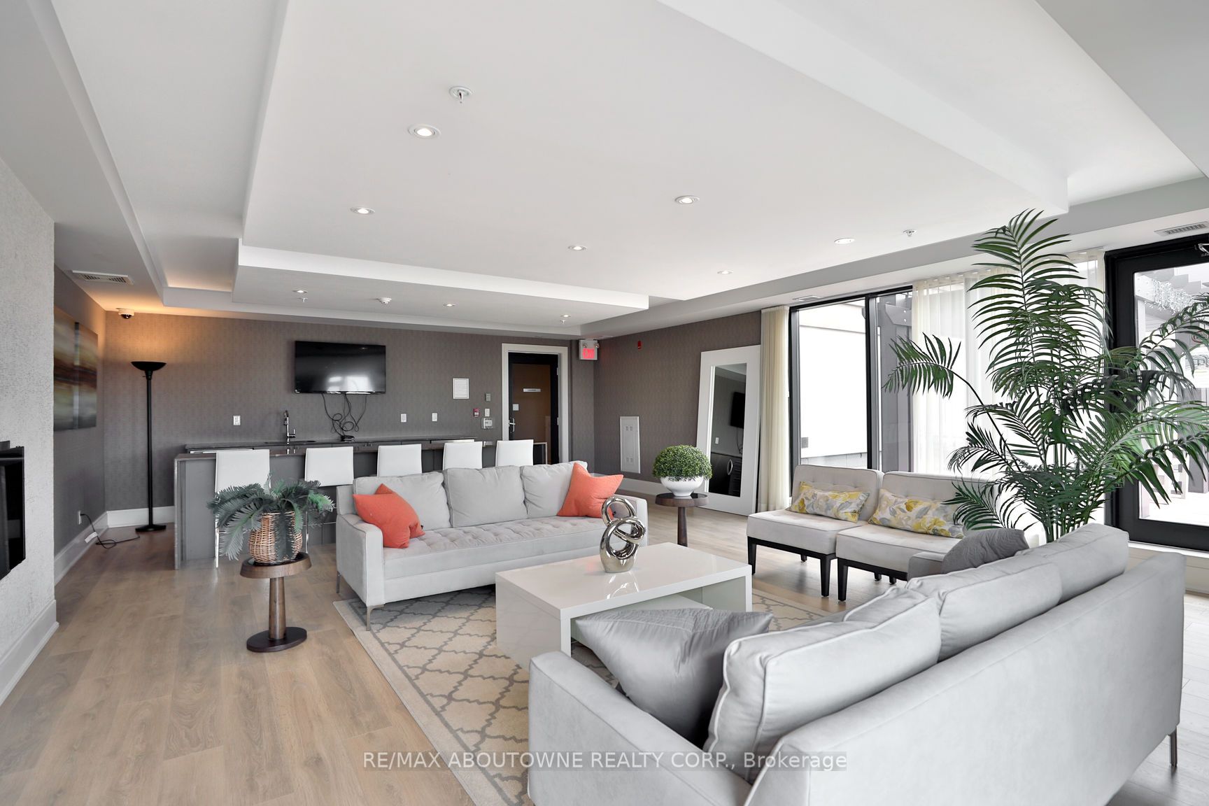 103 – 128 Garden Drive, Oakville ‣ W12553688 103 – 128 Garden Drive, Oakville ‣ W12553688