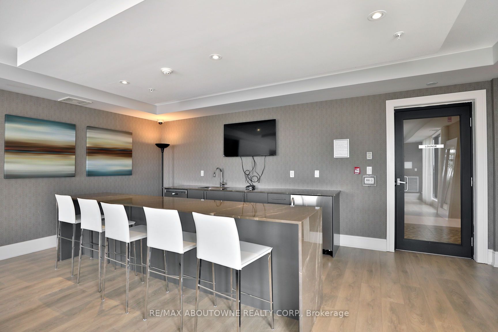 103 – 128 Garden Drive, Oakville ‣ W12553688 103 – 128 Garden Drive, Oakville ‣ W12553688