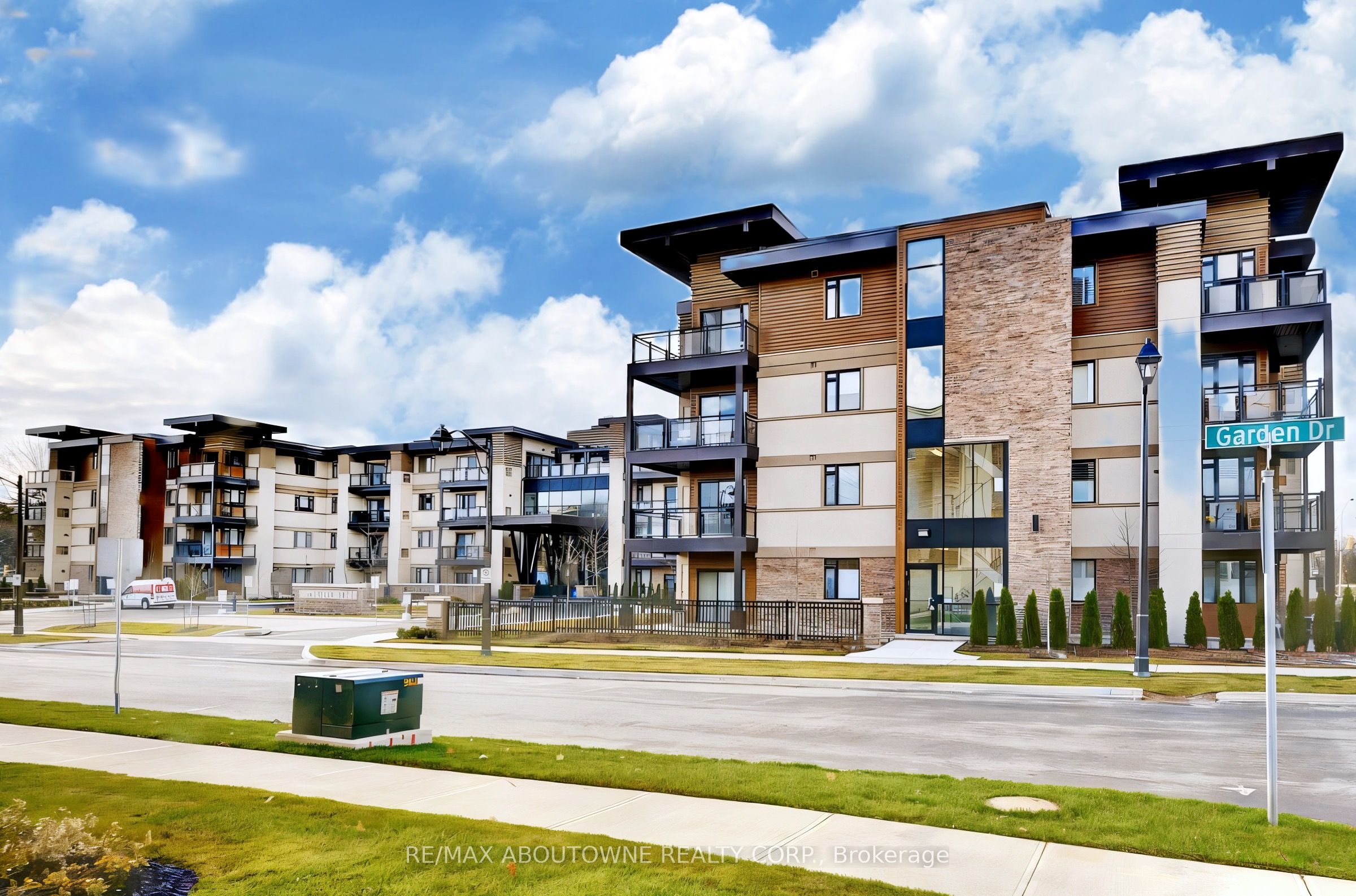 7 – 128 Garden Drive, Oakville ‣ W12563976 7 – 128 Garden Drive, Oakville ‣ W12563976