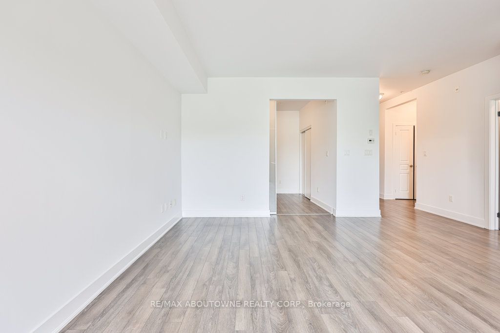 7 – 128 Garden Drive, Oakville ‣ W12563976 7 – 128 Garden Drive, Oakville ‣ W12563976