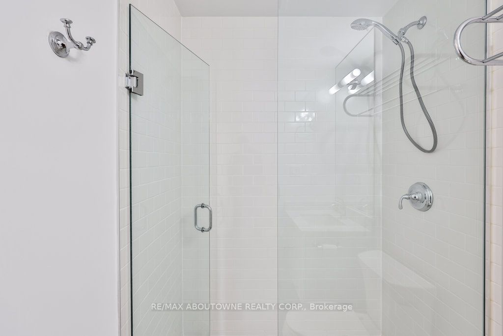 7 – 128 Garden Drive, Oakville ‣ W12563976 7 – 128 Garden Drive, Oakville ‣ W12563976