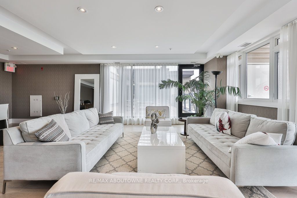 7 – 128 Garden Drive, Oakville ‣ W12563976 7 – 128 Garden Drive, Oakville ‣ W12563976