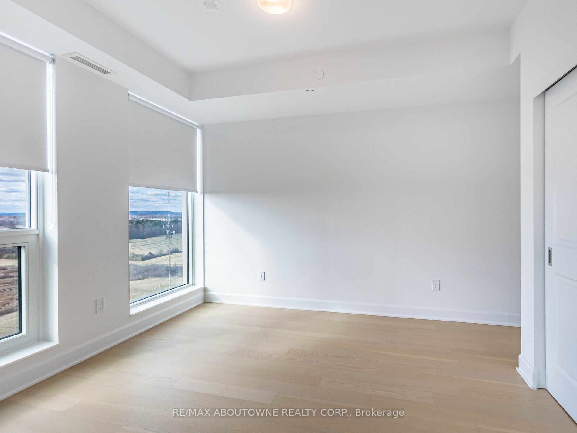 20 – 3240 William Colston Avenue, Oakville ‣ W12572916 20 – 3240 William Colston Avenue, Oakville ‣ W12572916