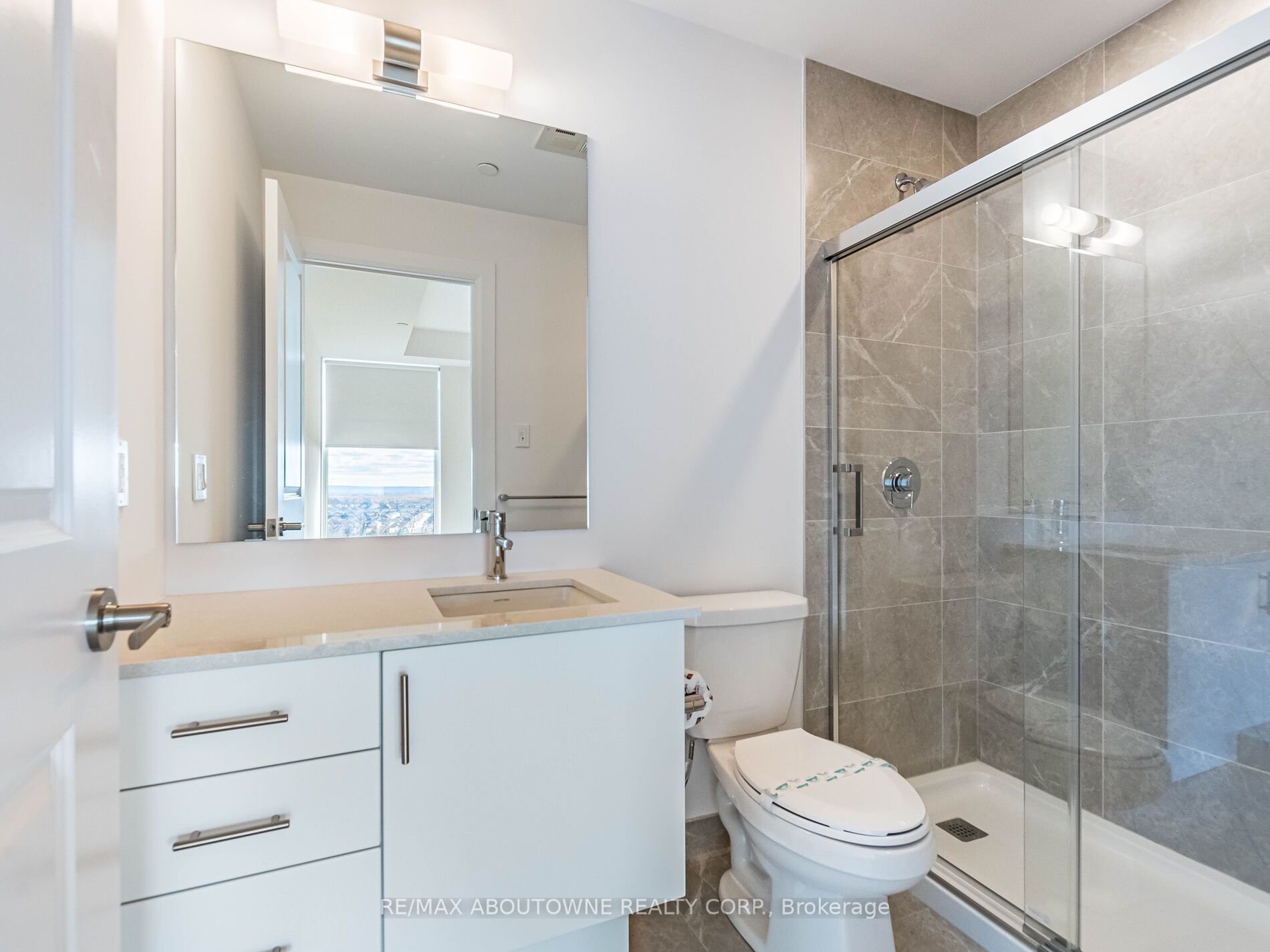 20 – 3240 William Colston Avenue, Oakville ‣ W12572916 20 – 3240 William Colston Avenue, Oakville ‣ W12572916