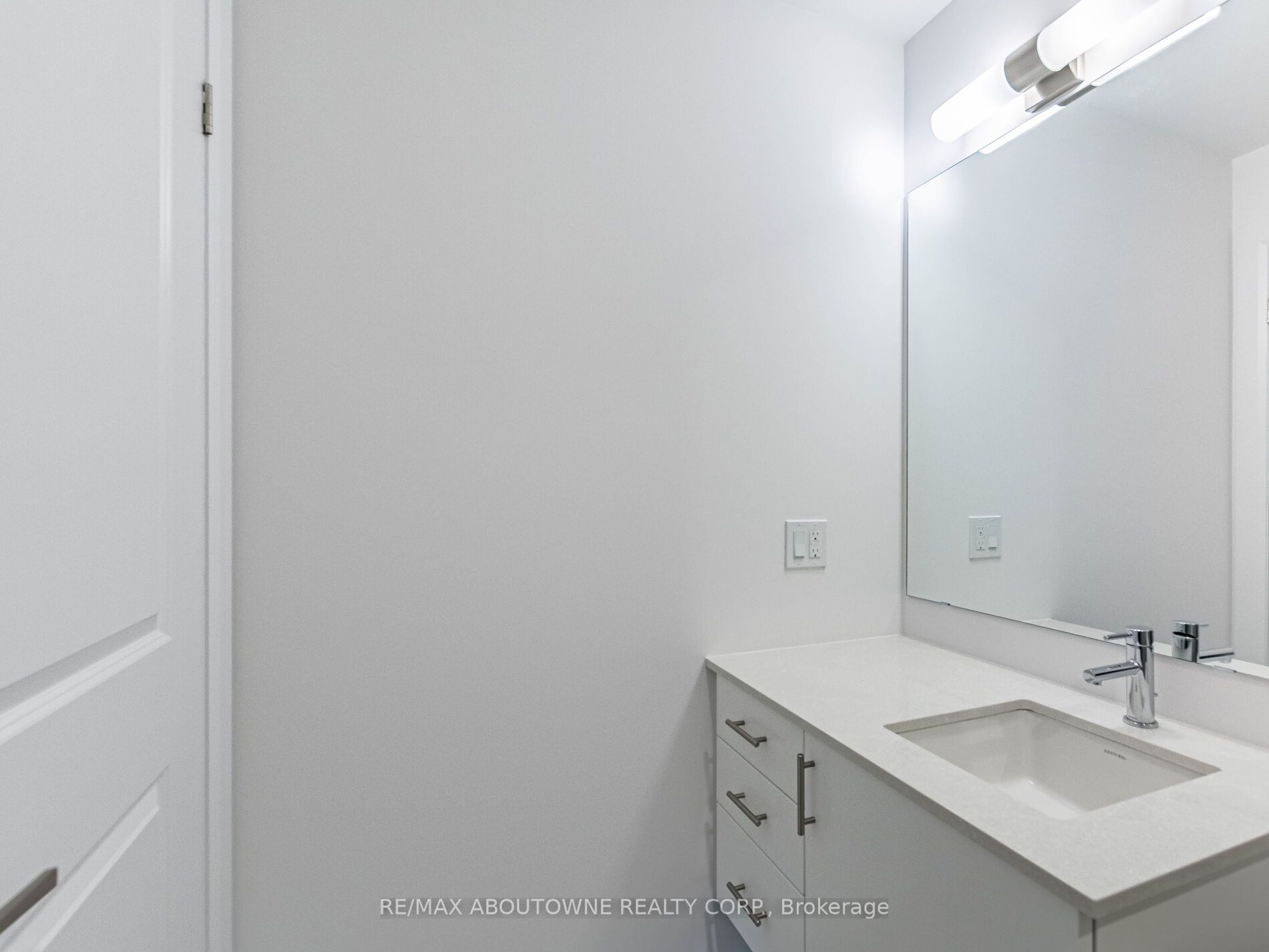 20 – 3240 William Colston Avenue, Oakville ‣ W12572916 20 – 3240 William Colston Avenue, Oakville ‣ W12572916