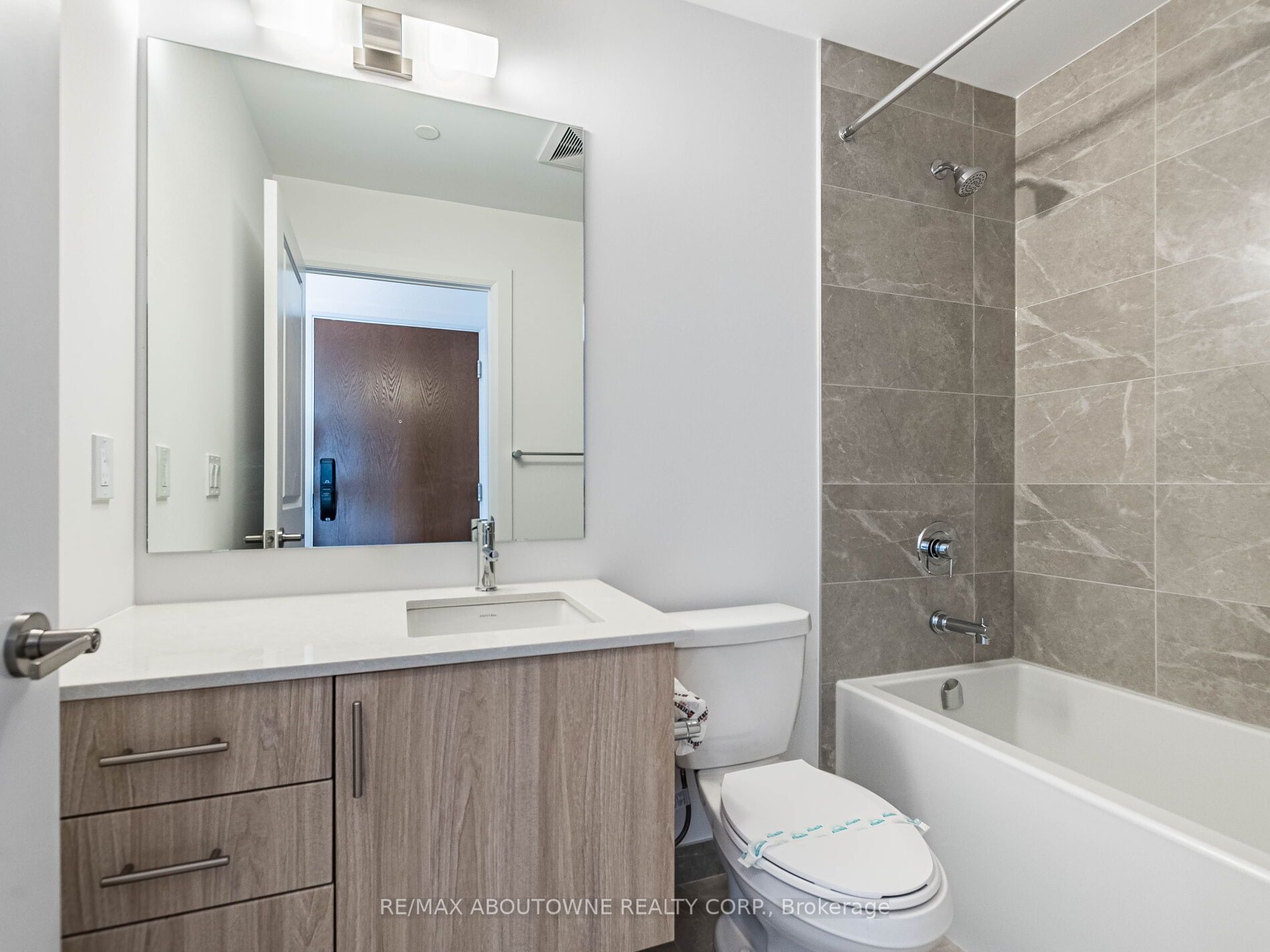 20 – 3240 William Colston Avenue, Oakville ‣ W12572916 20 – 3240 William Colston Avenue, Oakville ‣ W12572916