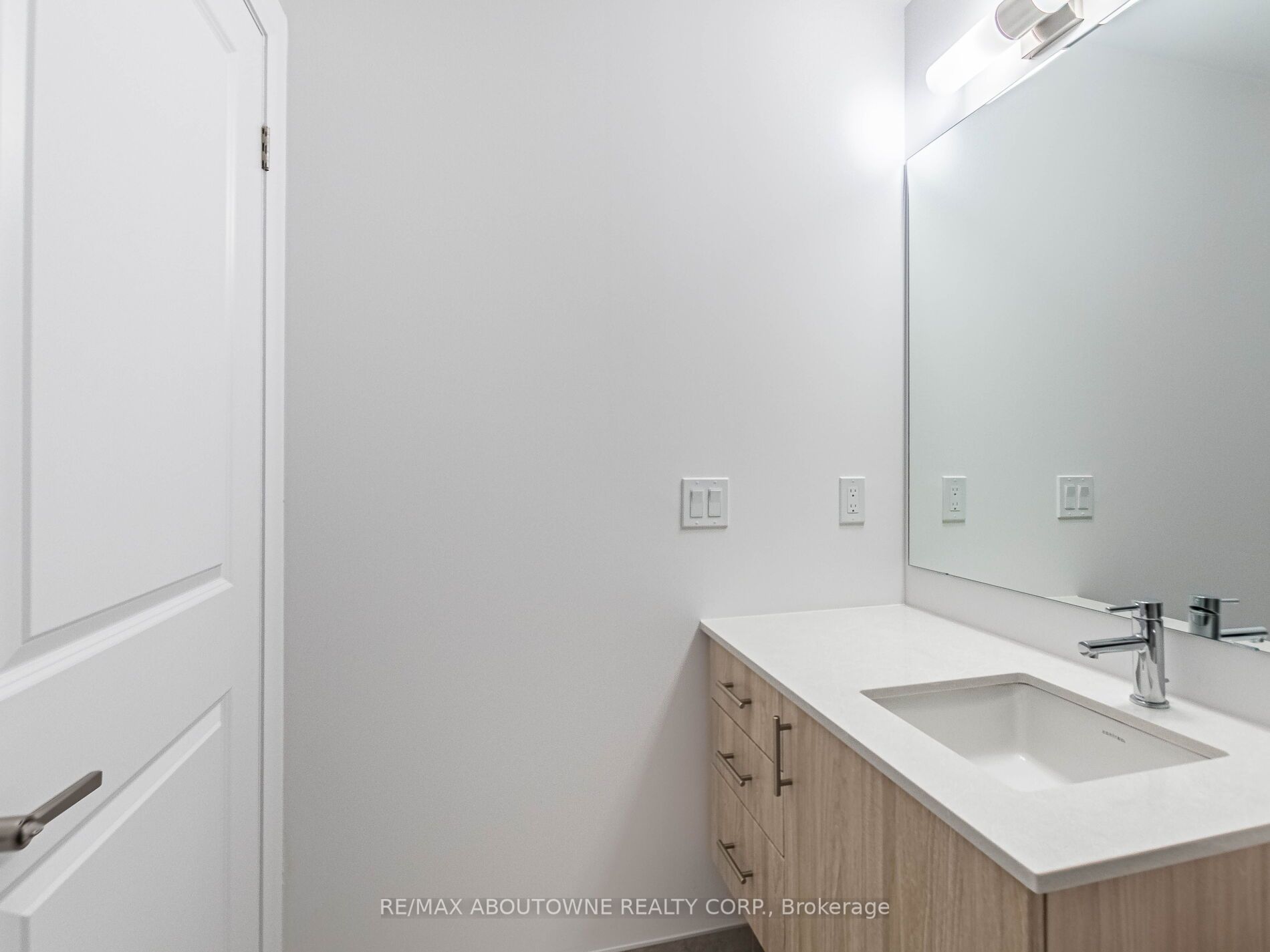 20 – 3240 William Colston Avenue, Oakville ‣ W12572916 20 – 3240 William Colston Avenue, Oakville ‣ W12572916