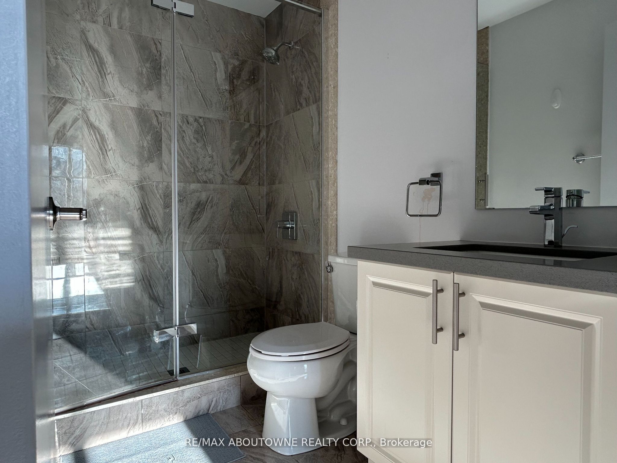 24 – 2486 Old Bronte Road, Oakville ‣ W12592698 24 – 2486 Old Bronte Road, Oakville ‣ W12592698