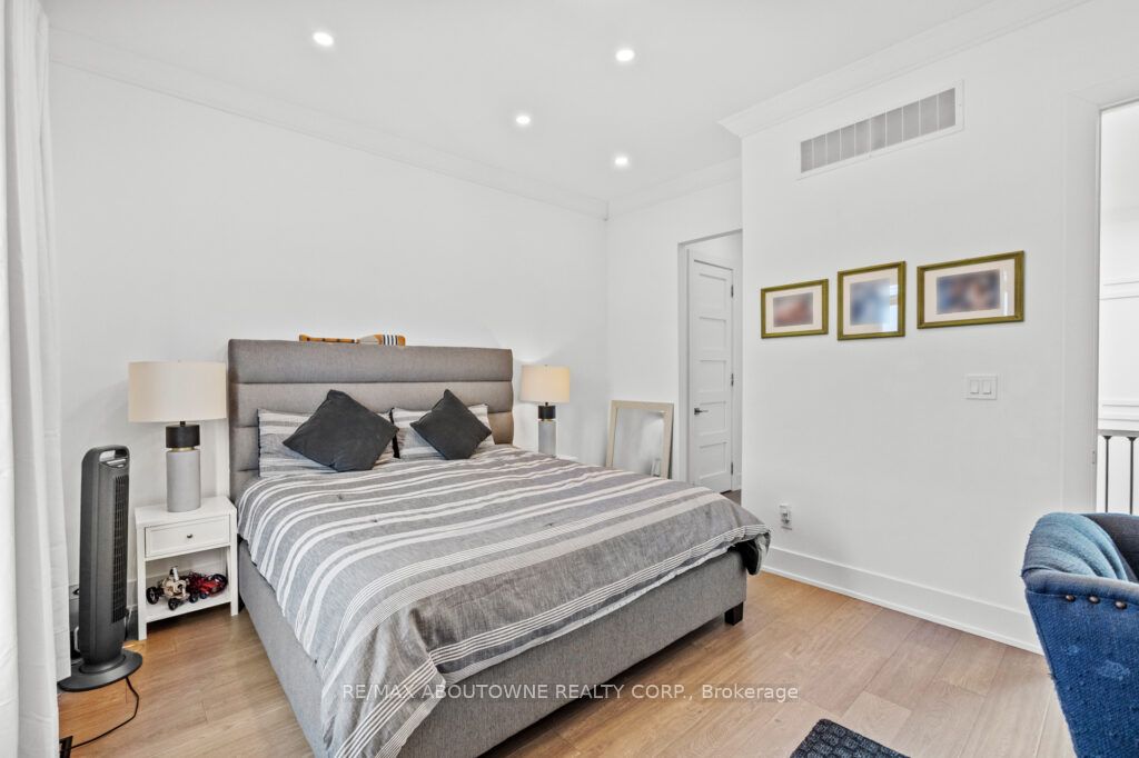 334 Third Lane, Oakville ‣ W12594248 334 Third Lane, Oakville ‣ W12594248