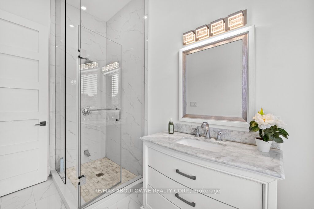 334 Third Lane, Oakville ‣ W12594248 334 Third Lane, Oakville ‣ W12594248