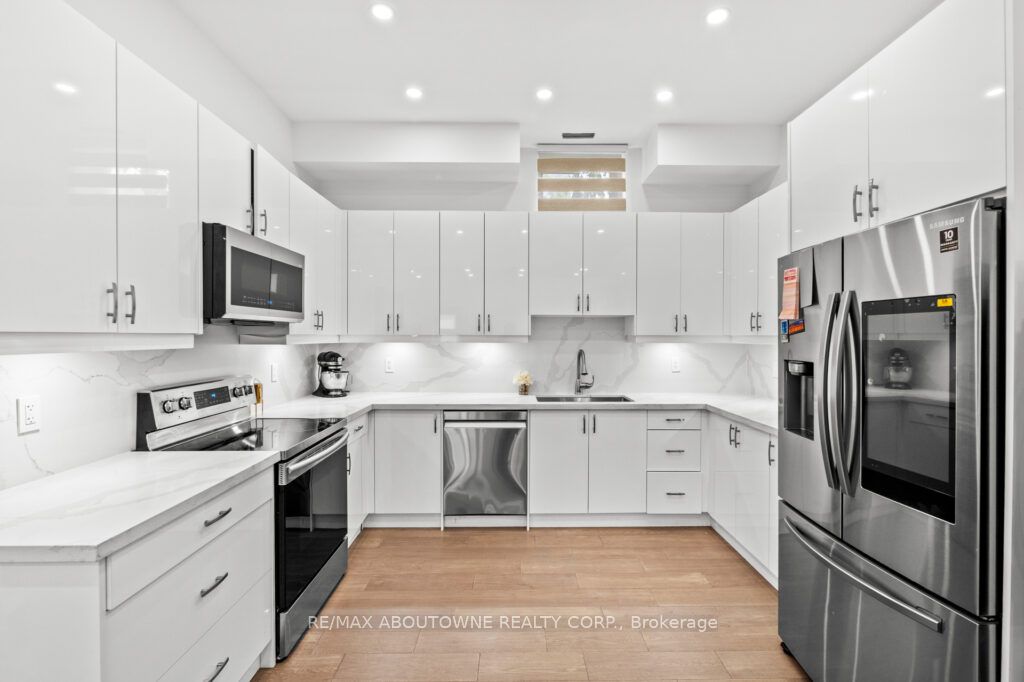 334 Third Lane, Oakville ‣ W12594248 334 Third Lane, Oakville ‣ W12594248