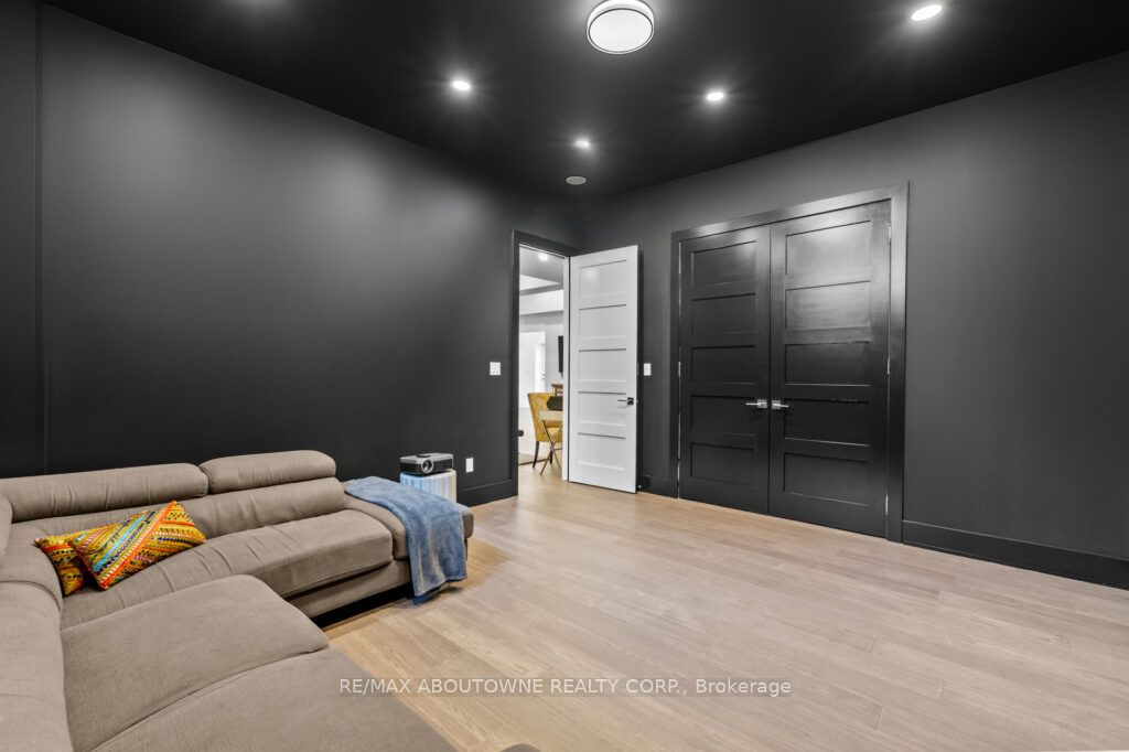 334 Third Lane, Oakville ‣ W12594248 334 Third Lane, Oakville ‣ W12594248