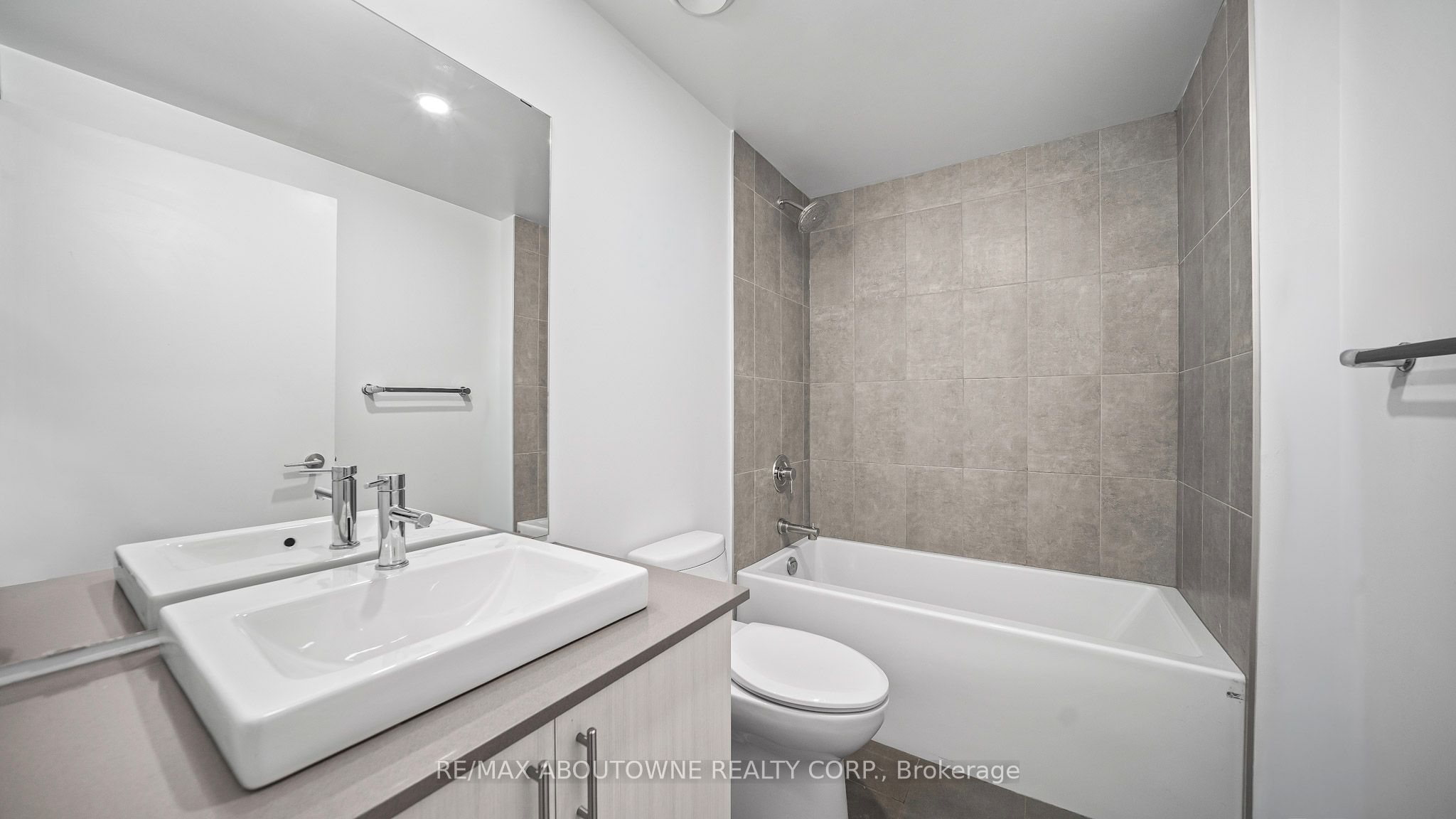 7 – 1195 The Queensway Avenue, Toronto W08 ‣ W12610572 7 – 1195 The Queensway Avenue, Toronto W08 ‣ W12610572