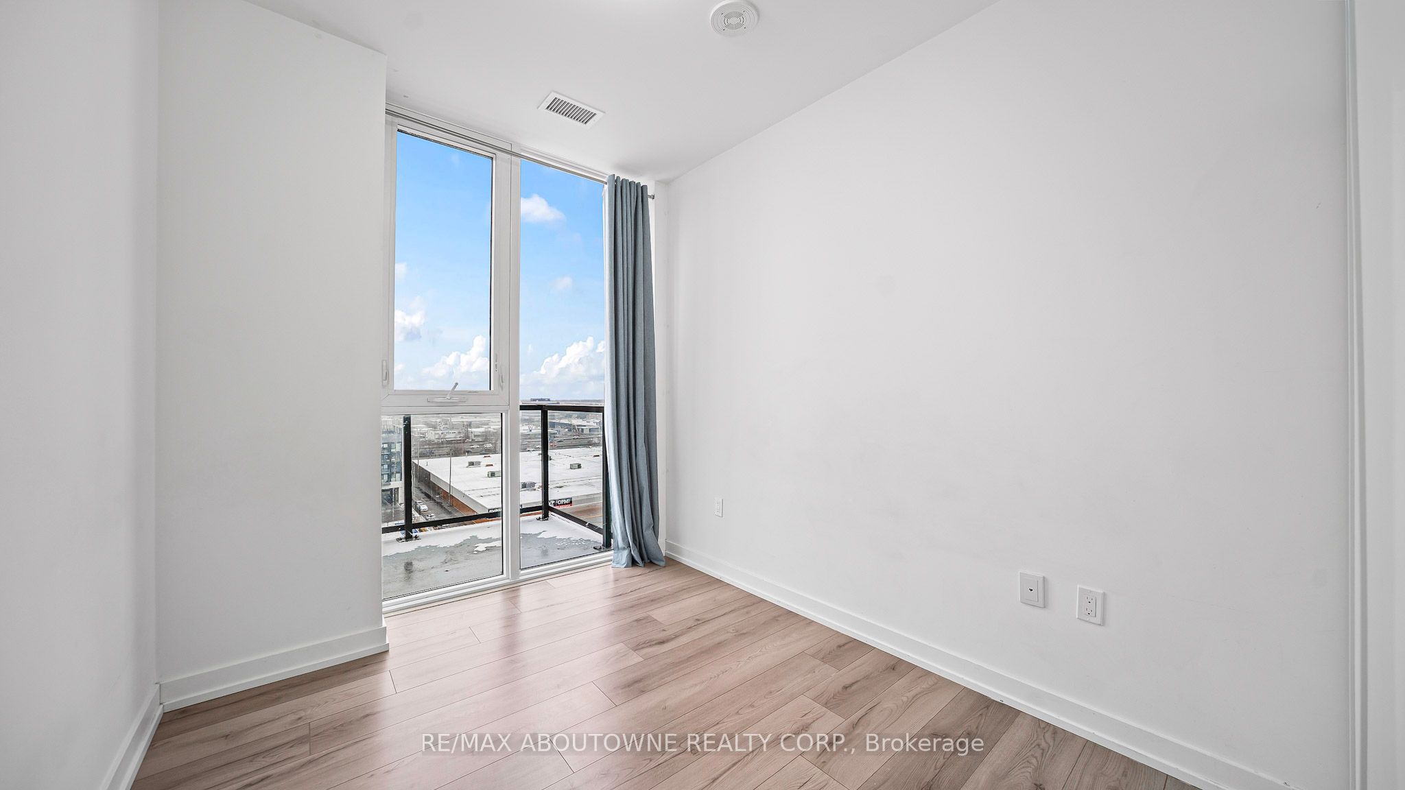 7 – 1195 The Queensway Avenue, Toronto W08 ‣ W12610572 7 – 1195 The Queensway Avenue, Toronto W08 ‣ W12610572