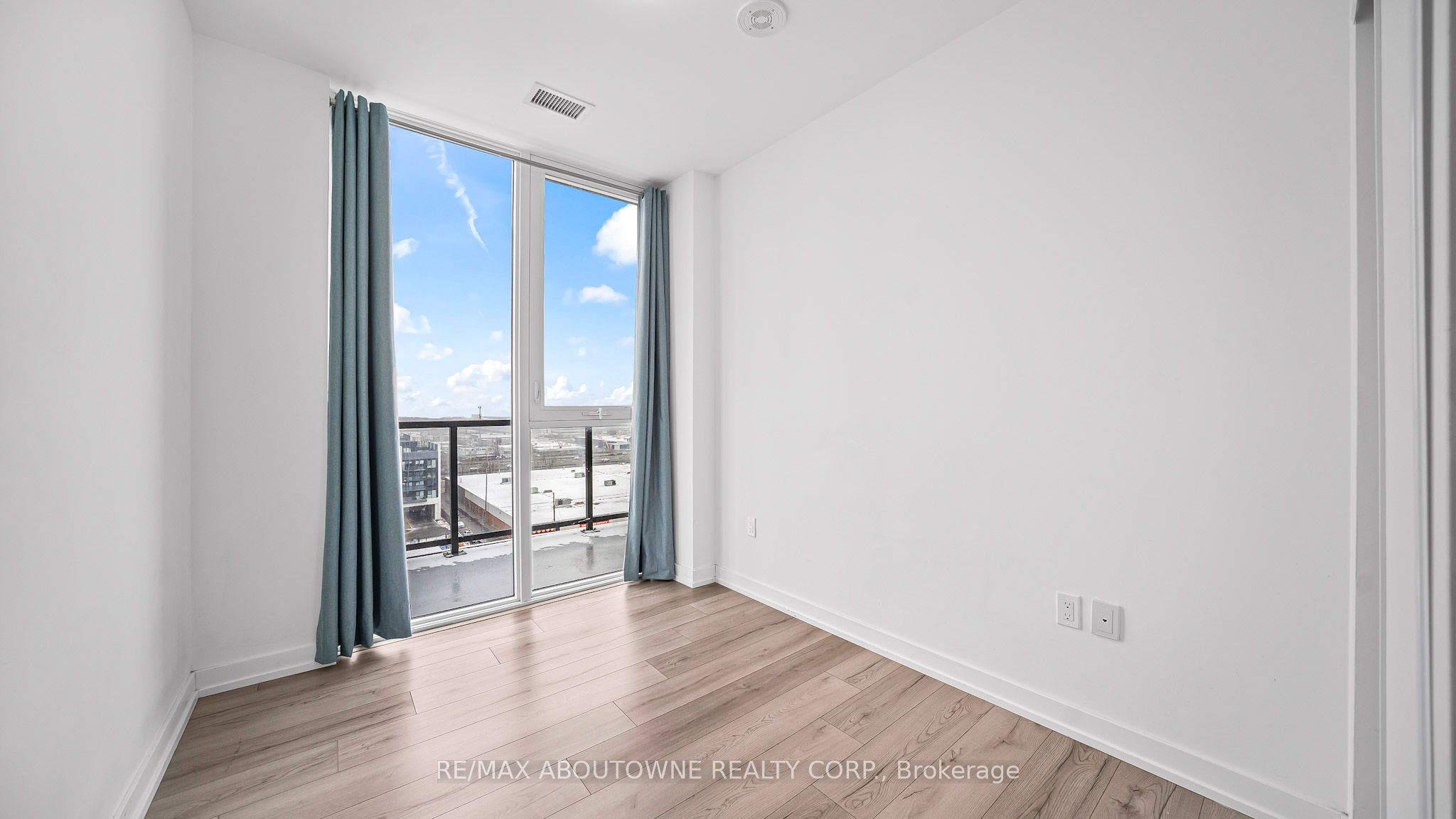 7 – 1195 The Queensway Avenue, Toronto W08 ‣ W12610572 7 – 1195 The Queensway Avenue, Toronto W08 ‣ W12610572