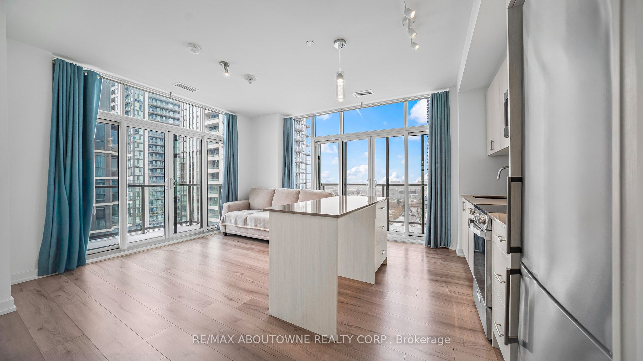 7 – 1195 The Queensway Avenue, Toronto W08 ‣ W12610572 7 – 1195 The Queensway Avenue, Toronto W08 ‣ W12610572