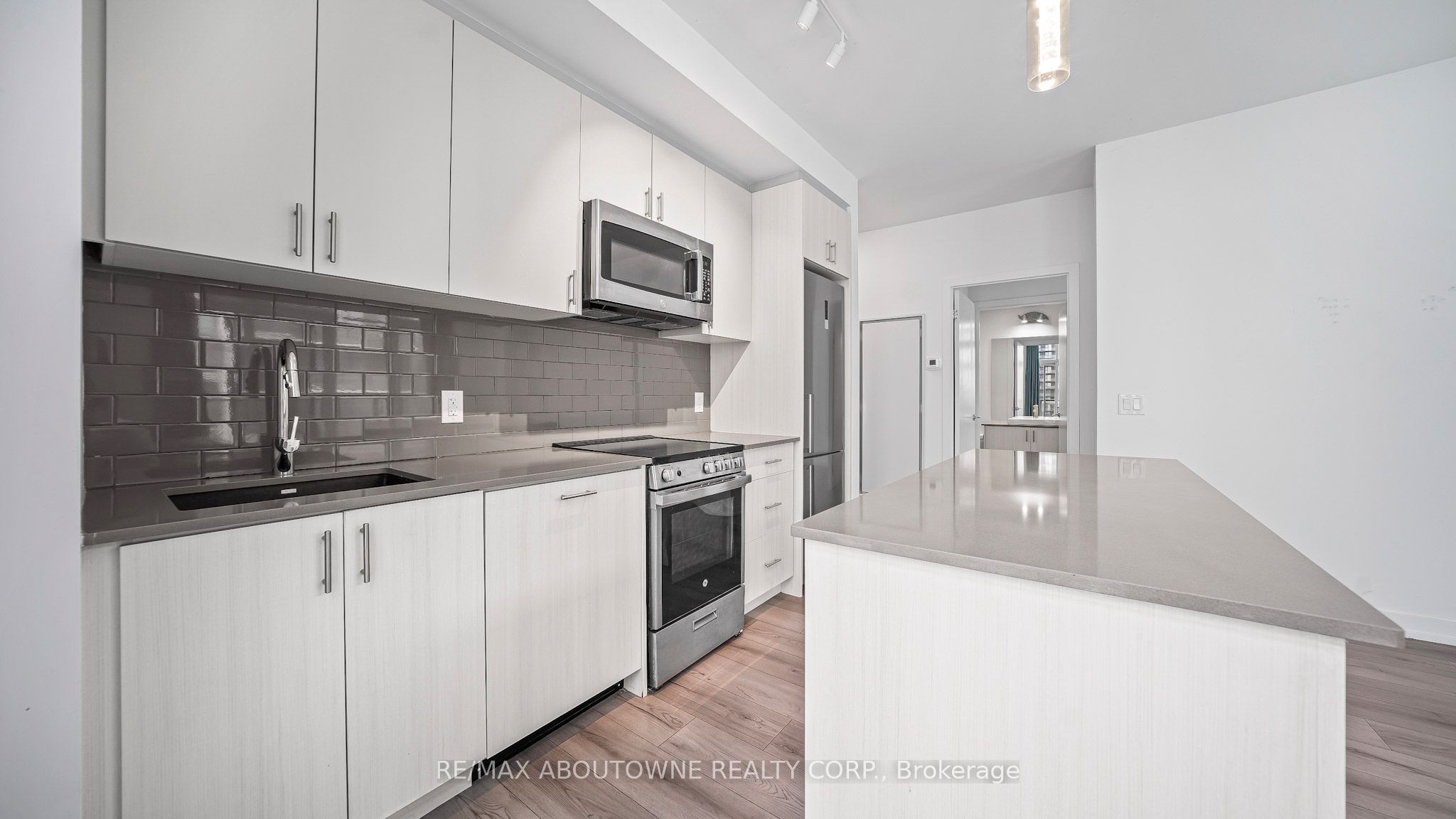 7 – 1195 The Queensway Avenue, Toronto W08 ‣ W12610572 7 – 1195 The Queensway Avenue, Toronto W08 ‣ W12610572