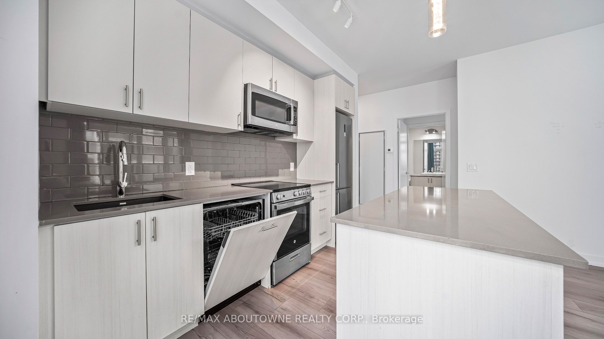 7 – 1195 The Queensway Avenue, Toronto W08 ‣ W12610572 7 – 1195 The Queensway Avenue, Toronto W08 ‣ W12610572