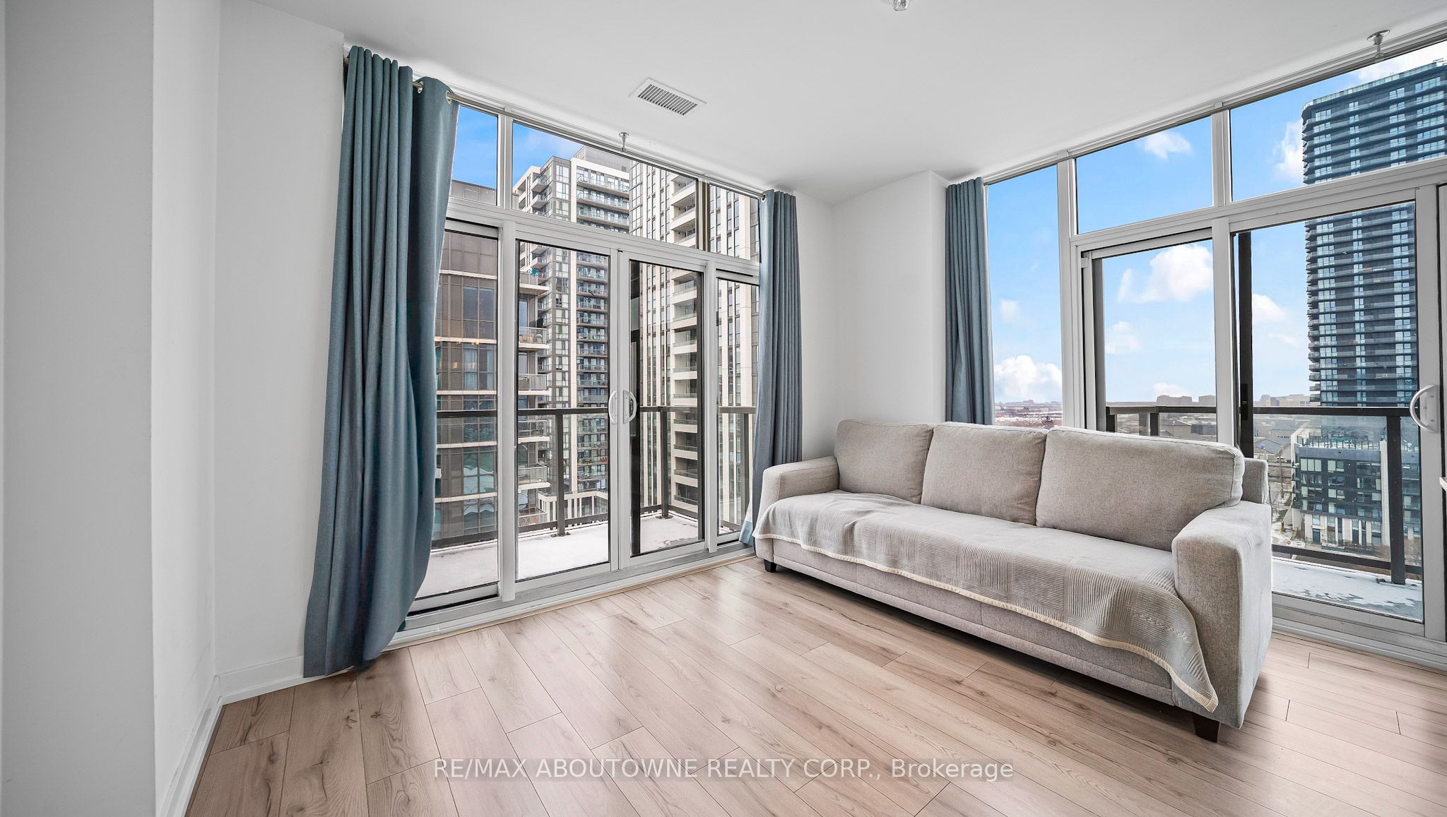 7 – 1195 The Queensway Avenue, Toronto W08 ‣ W12610572 7 – 1195 The Queensway Avenue, Toronto W08 ‣ W12610572